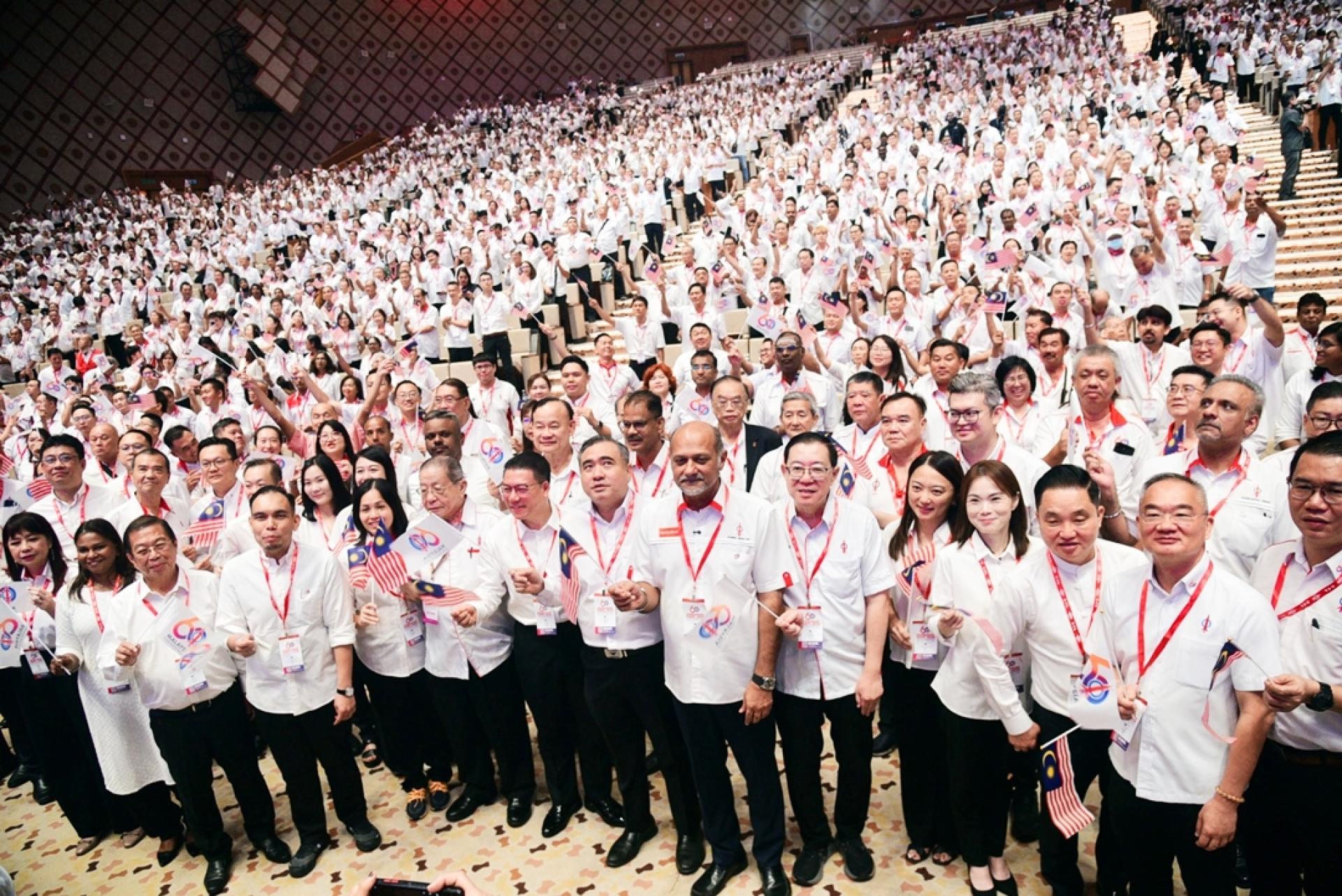 行动党代表踊跃出席本次代表大会。前排左起为林慧英、卡斯杜丽、陈国伟、谢瑞詹、张念群、林吉祥、倪可敏、陆兆福、哥宾星、林冠英、杨巧双、刘强燕、黄瑞林、邱培栋及陈泓宾。
