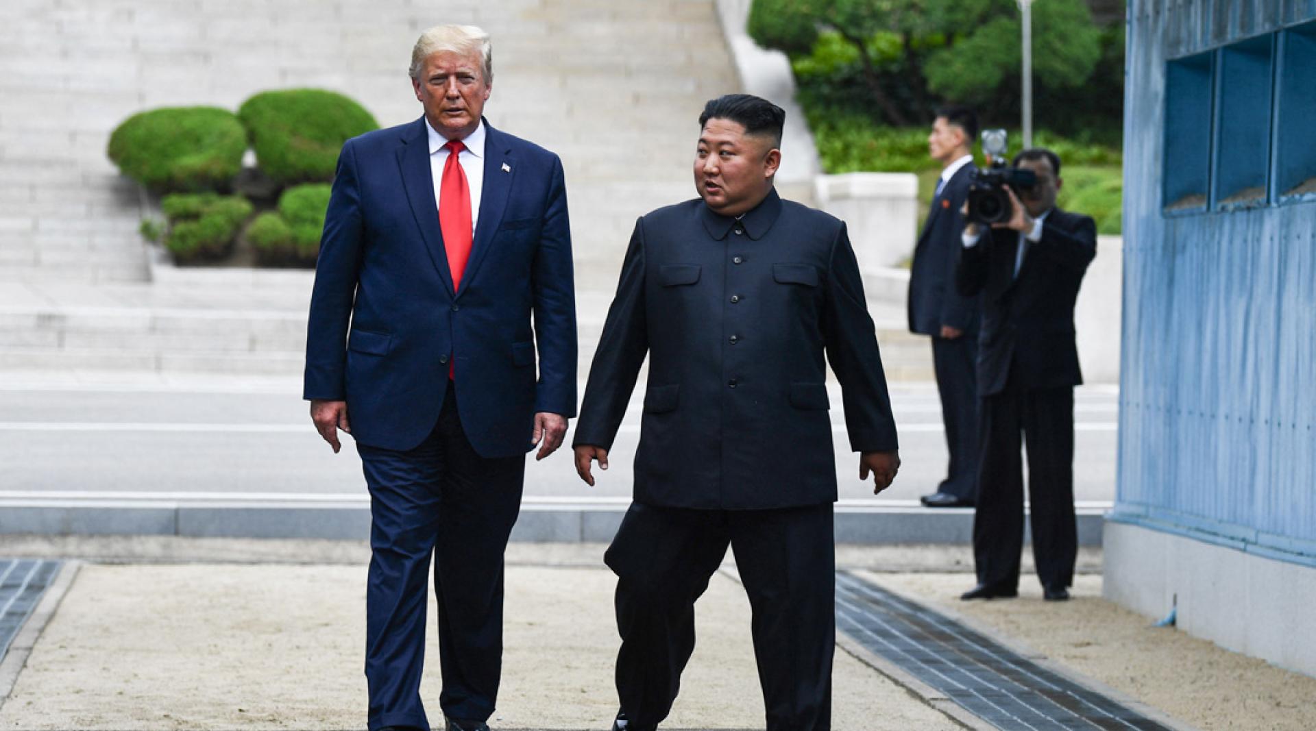 特朗普表示，他与朝鲜领导人金正恩有着“非常良好的关系”。特朗普15日在社媒上传两人2019年在板门店的合照。