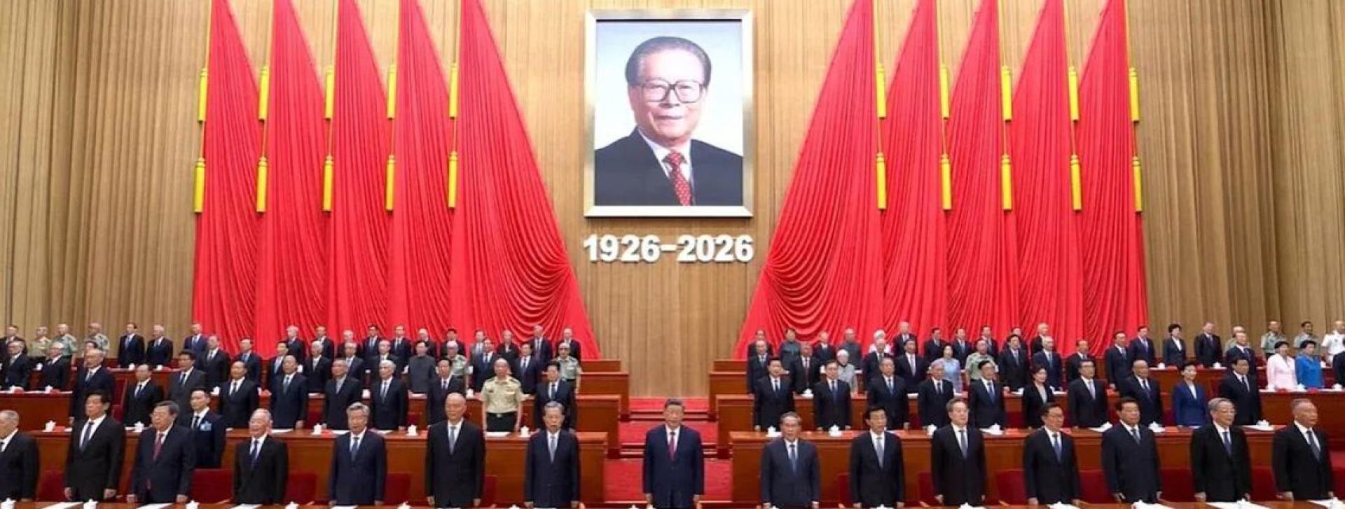 中共前总书记江泽民诞辰100周年纪念日，在北京人民大会堂举行纪念大会，中国前总理温家宝等卸任领导人出席并在主席台第一排就坐。年底满84岁的中共前总书记胡锦涛则未现身。 （央视直播视频截图）