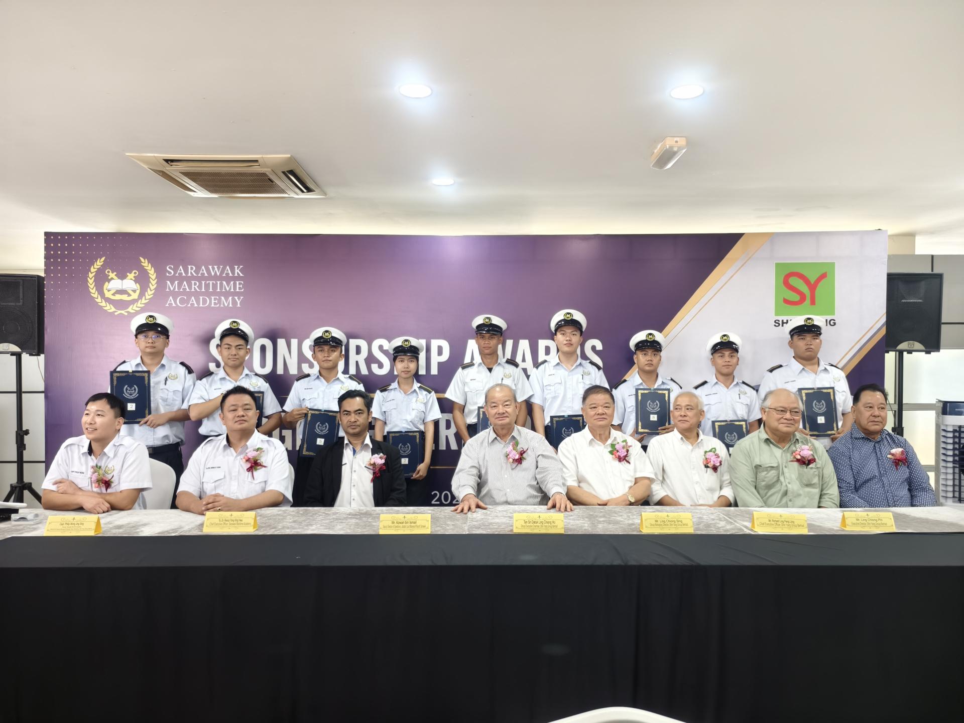 砂拉越海事学院9名受赞助学员与昇阳集团及学院代表合影留念。前排左起为砂拉越海事学院董事黄景星，砂拉越海事学院首席执行官杨锦华博士，马来西亚海事局砂拉越区副局长阿兹瓦里，昇阳集团有限公司集团执行主席丹斯里拿督林昌和，昇阳集团有限公司首席执行员林鹏隆，昇阳集团有限公司集团董事总经理林昌陞，昇阳集团有限公司执行董事林昌平等。