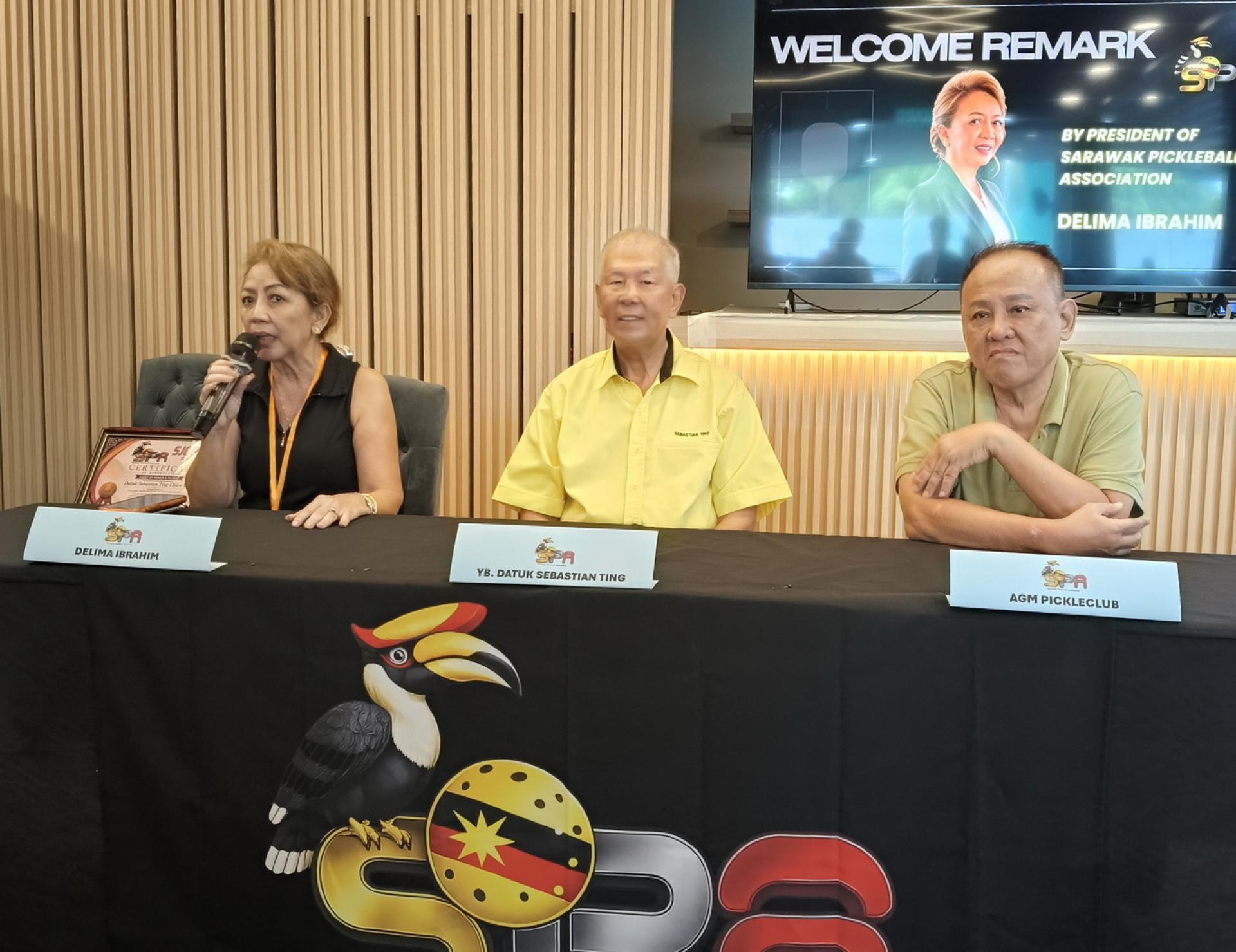 左起为2026砂少年匹克球公开锦标赛2.0主办单位砂匹克球协会会长德丽玛、主宾砂旅游部副部长拿督陈超耀及场地赞助方AGM匹克球俱乐部东主沈炎发，在新闻发布会上合影。