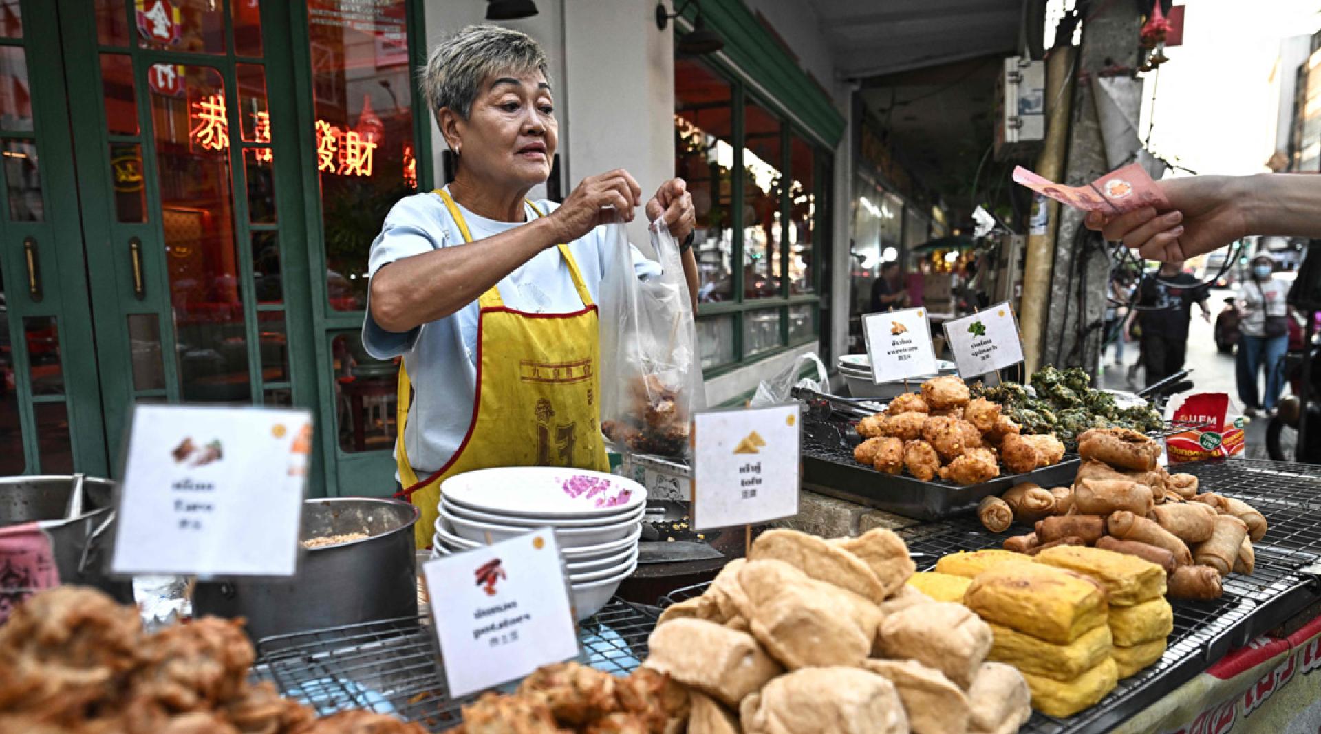 第二季度泰国经济增长放缓，主要受到私人消费疲软、政府消费大幅减速以及公共投资收缩等因素拖累。