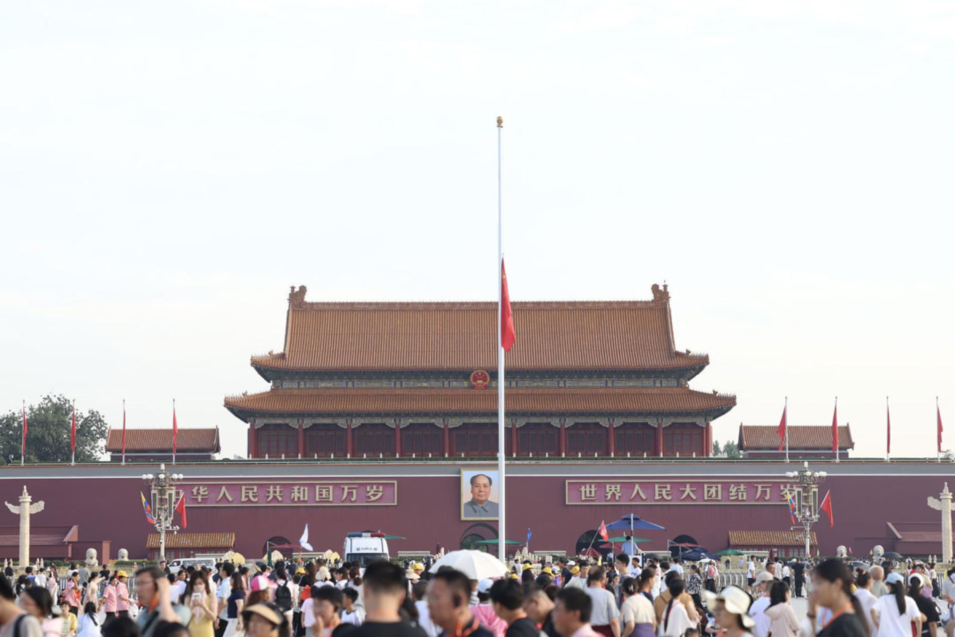 为悼念朱镕基，北京天安门18日清晨5时28分升旗后，随即举行降半旗仪式致哀。