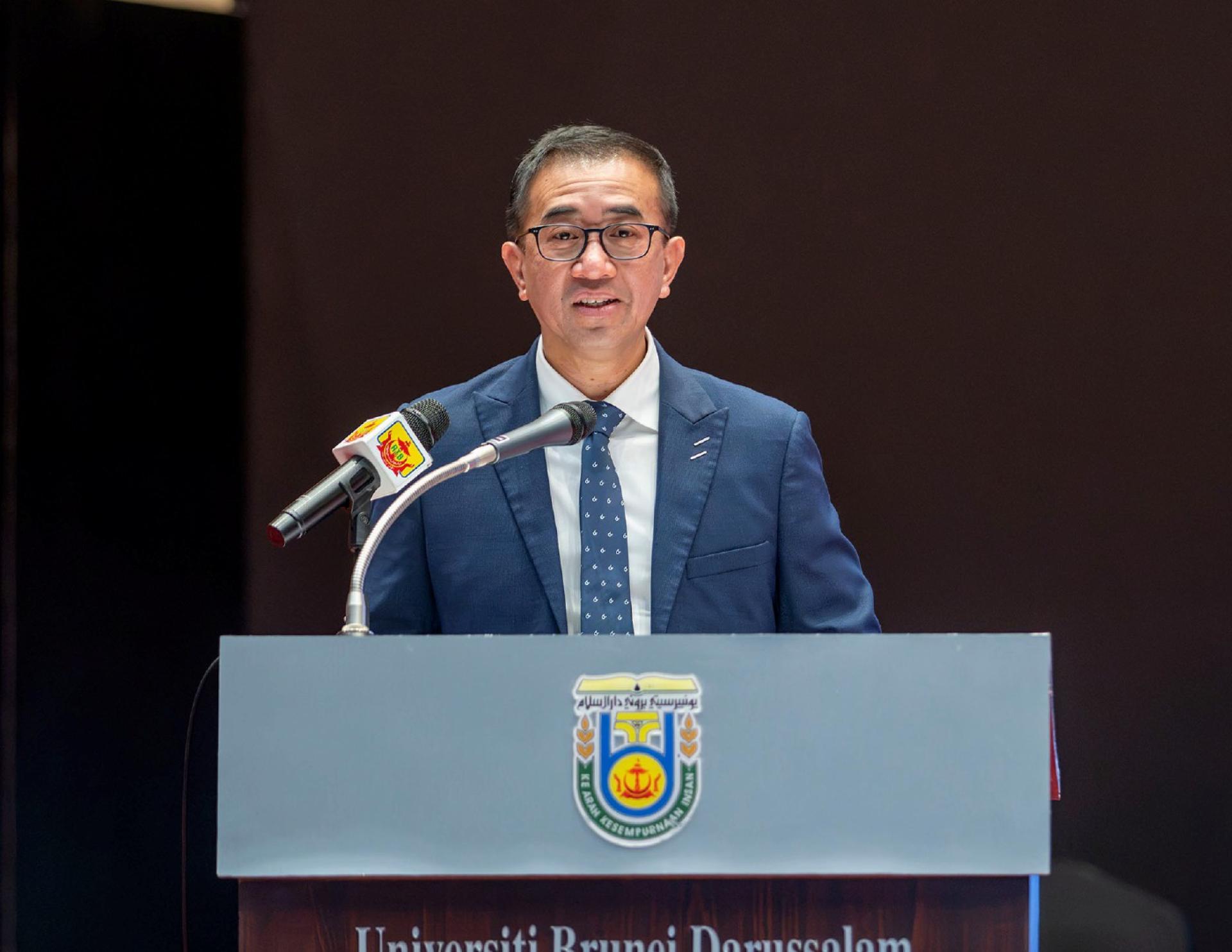 汶大哈兹里校长致欢迎词