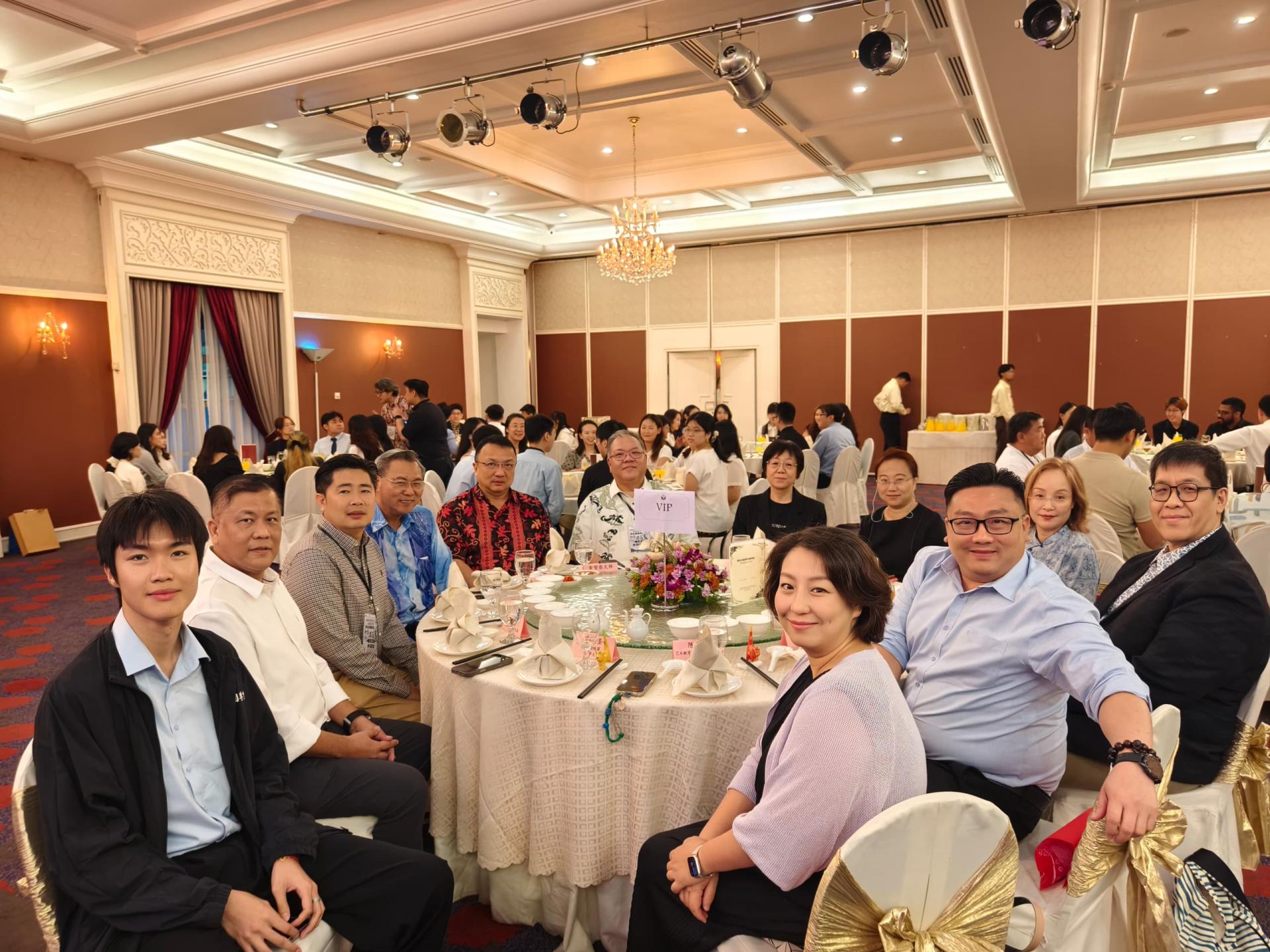 左起为马中华乐大汇演活动统筹许延圣、古晋南市市议员蔡佑龙、砂中友好协会秘书长许瑞益、古晋中友会副会长张光福、砂工商联合总会总会长拿督蔡文铎、砂中友好协会常务副会长拿督黄国辉、中国驻古晋副总领事宋长虹、复旦大学艺术教育中心主任岳娟娟、复旦大学艺术教育中心副主任陈寅、活动指挥老师及作曲家江赐梁、国油大学乐团指导老师高天威、复旦大学艺术教育中心乐团指导老师陈曦瑶。