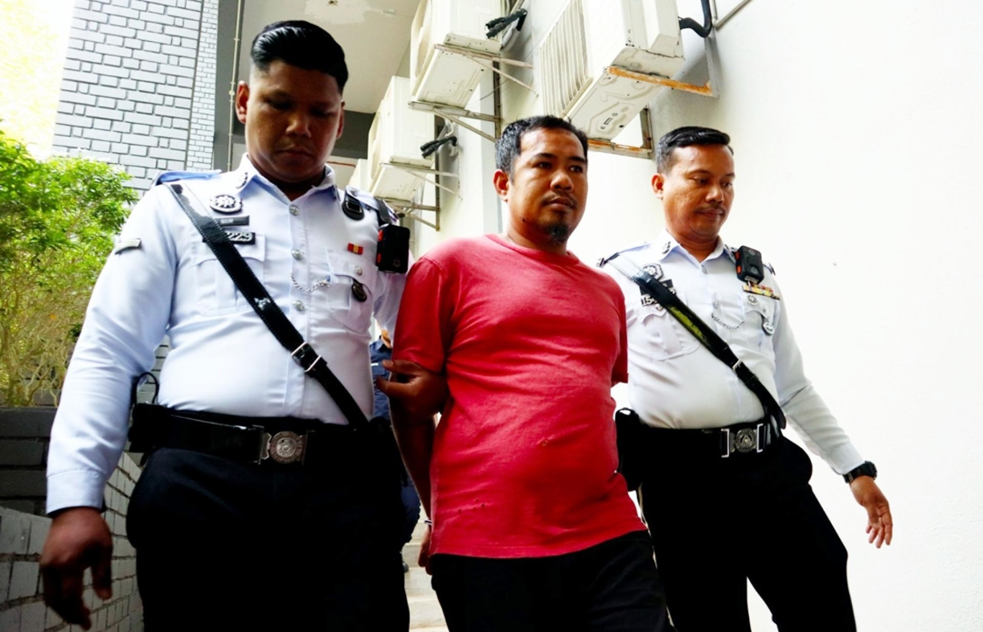 37的被告诺阿兹兰被押往推事庭面控。