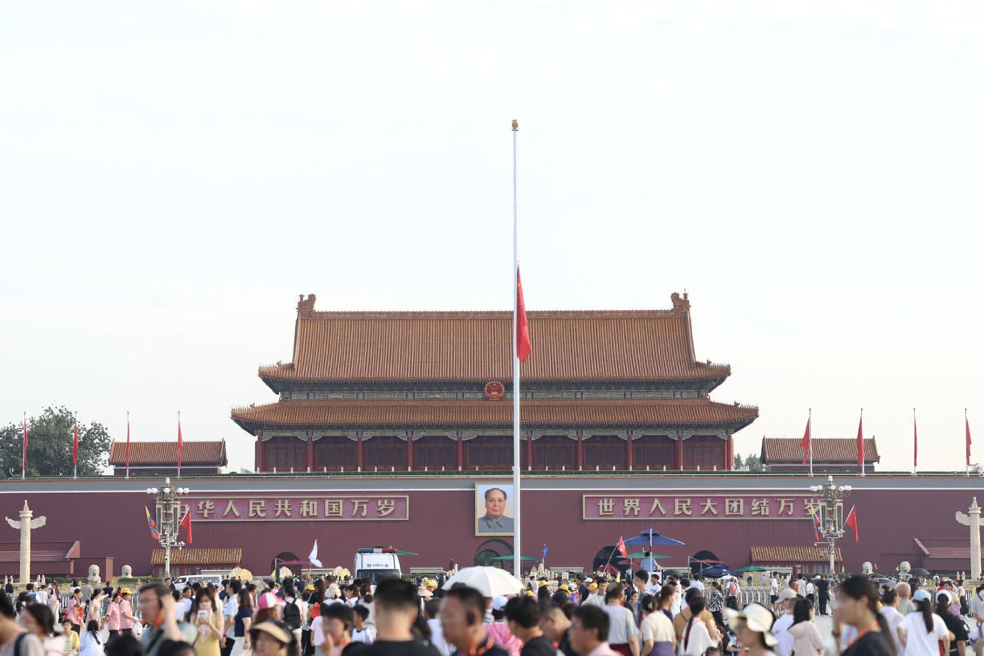 为悼念国务院原总理朱镕基，北京天安门18日下半旗志哀。（图：中新社）