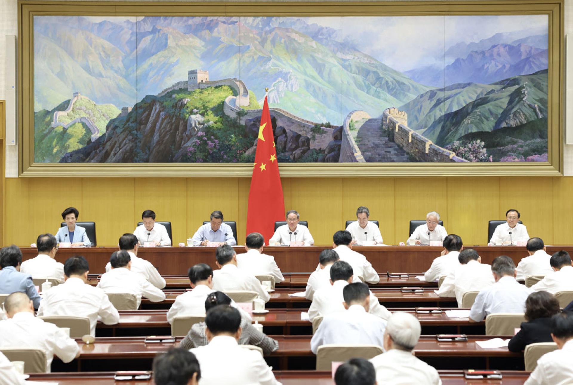 李强主持召开国务院第十二次全体会议。（图：新华社）
