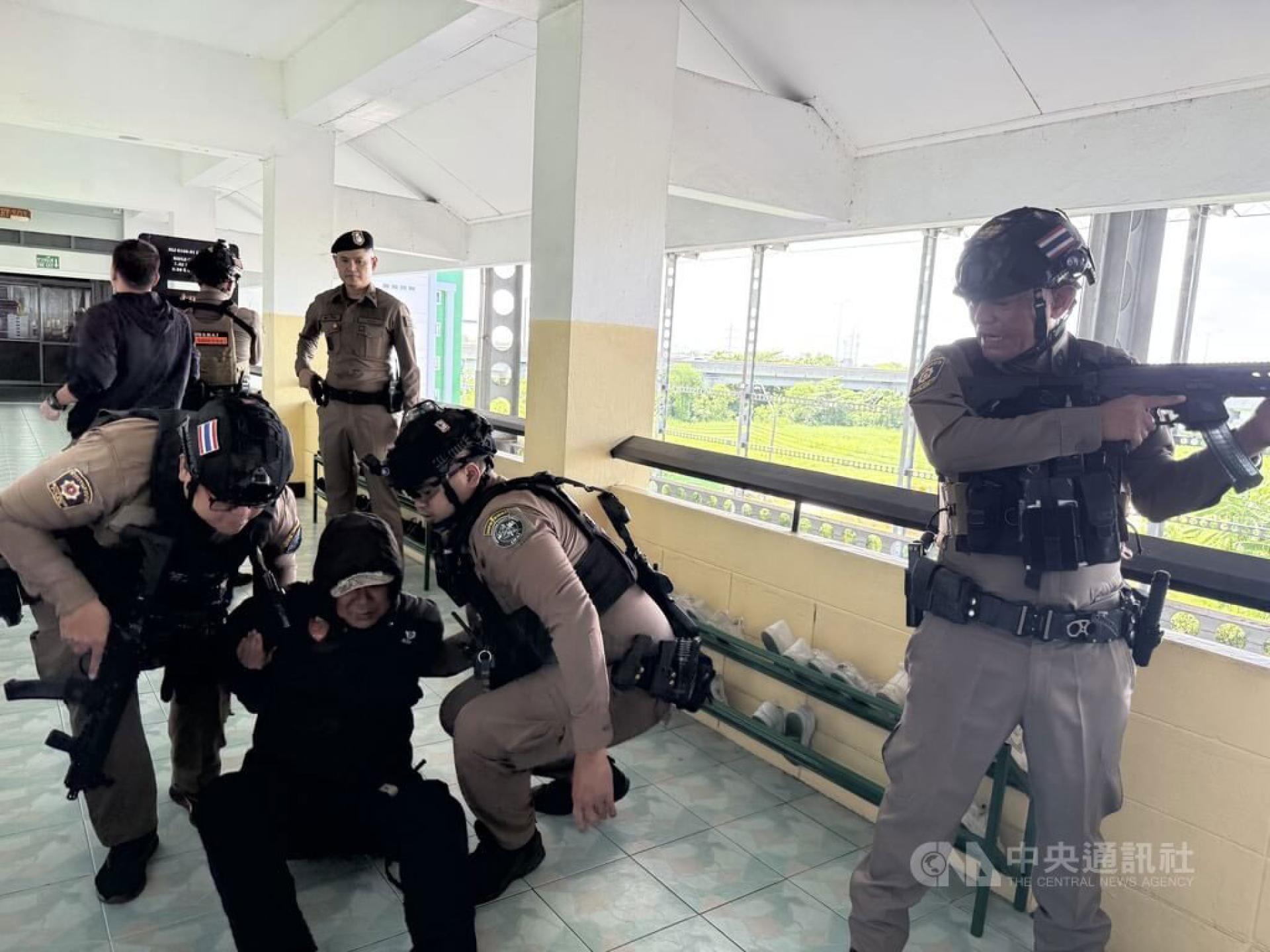警方模拟制伏持枪嫌犯。（图：中央社）
