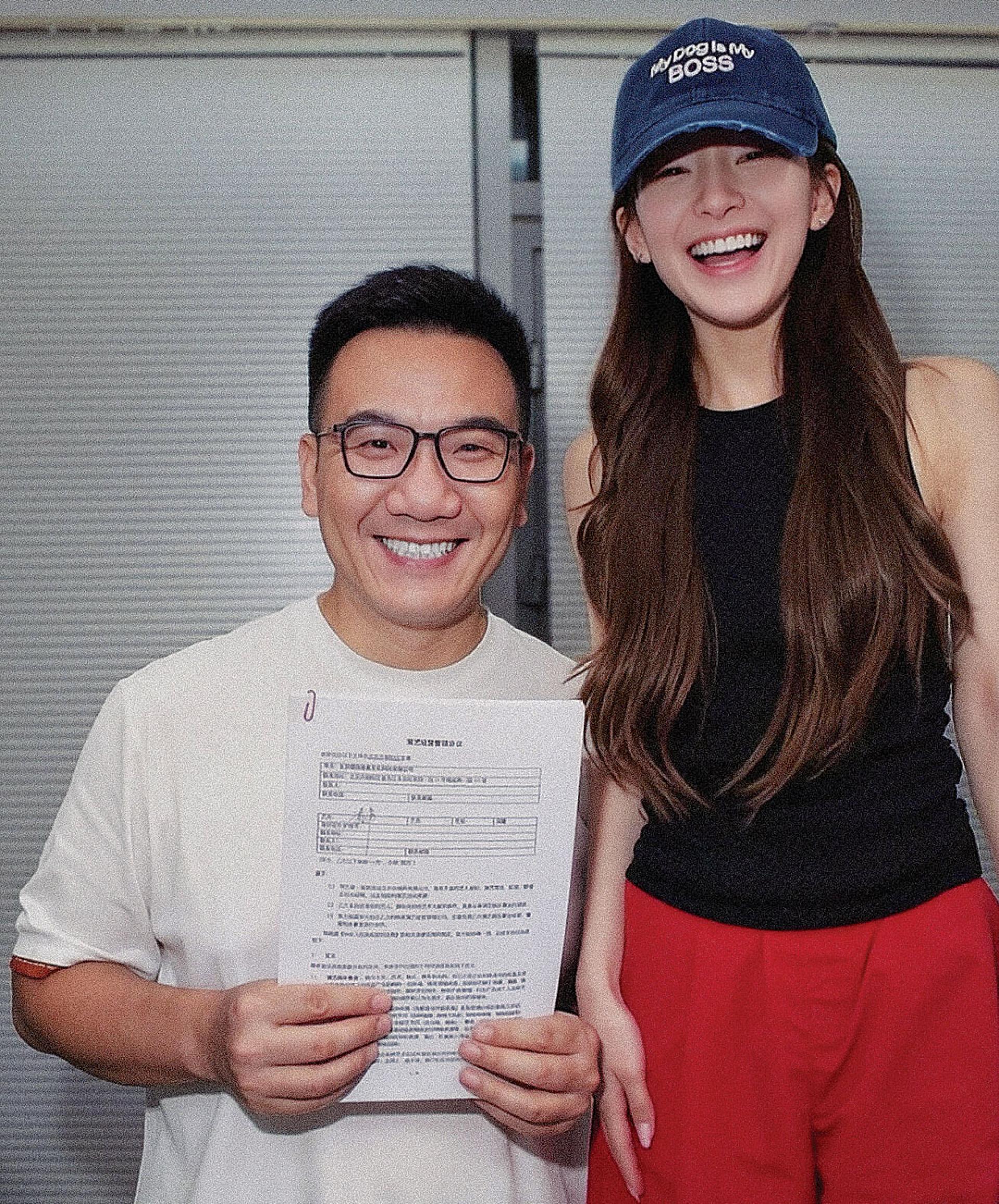 李炜10年前签约赵露思，10年后换赵露思签下李炜。