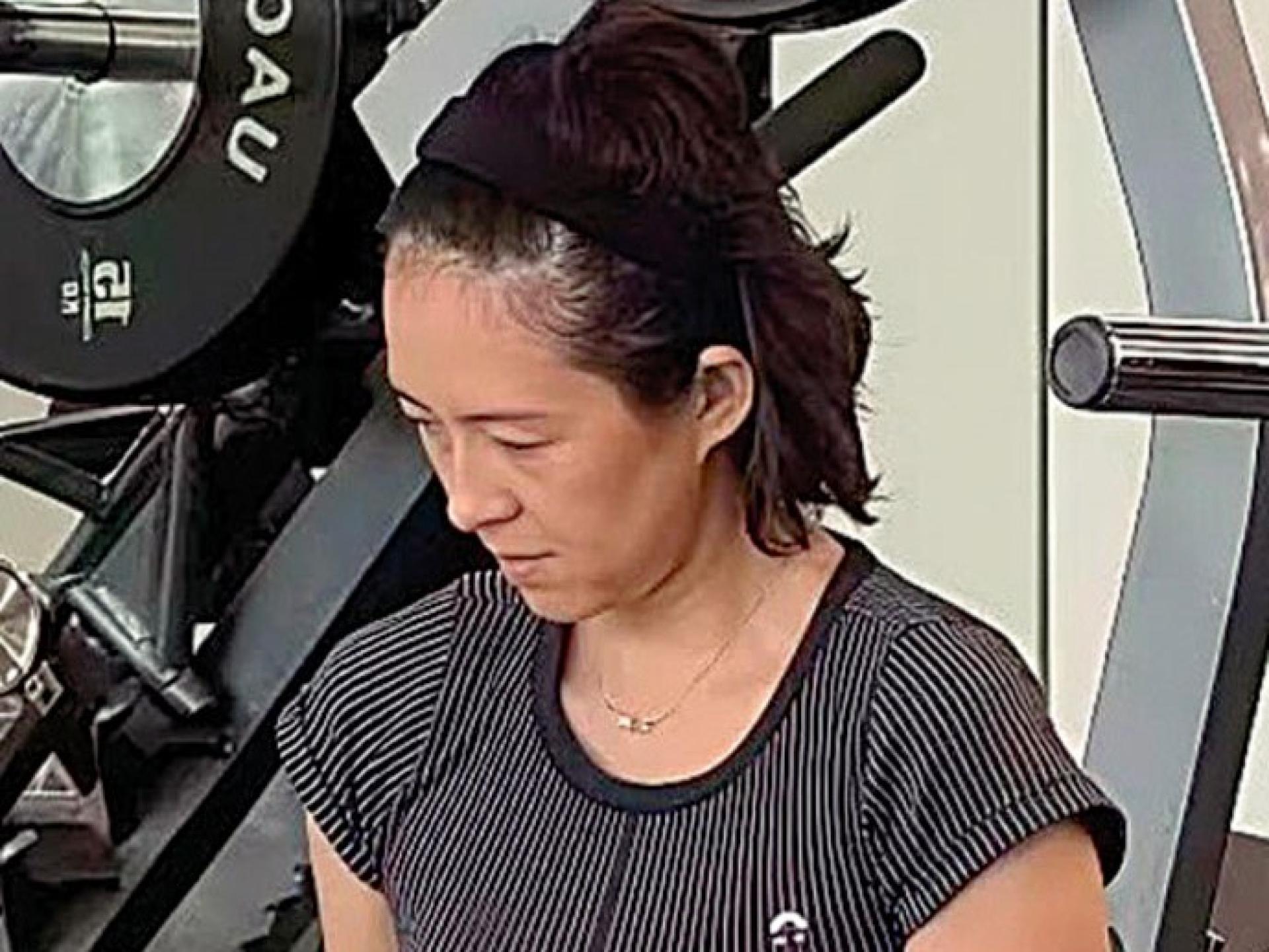 章子怡素颜现身健身房被捕获。
