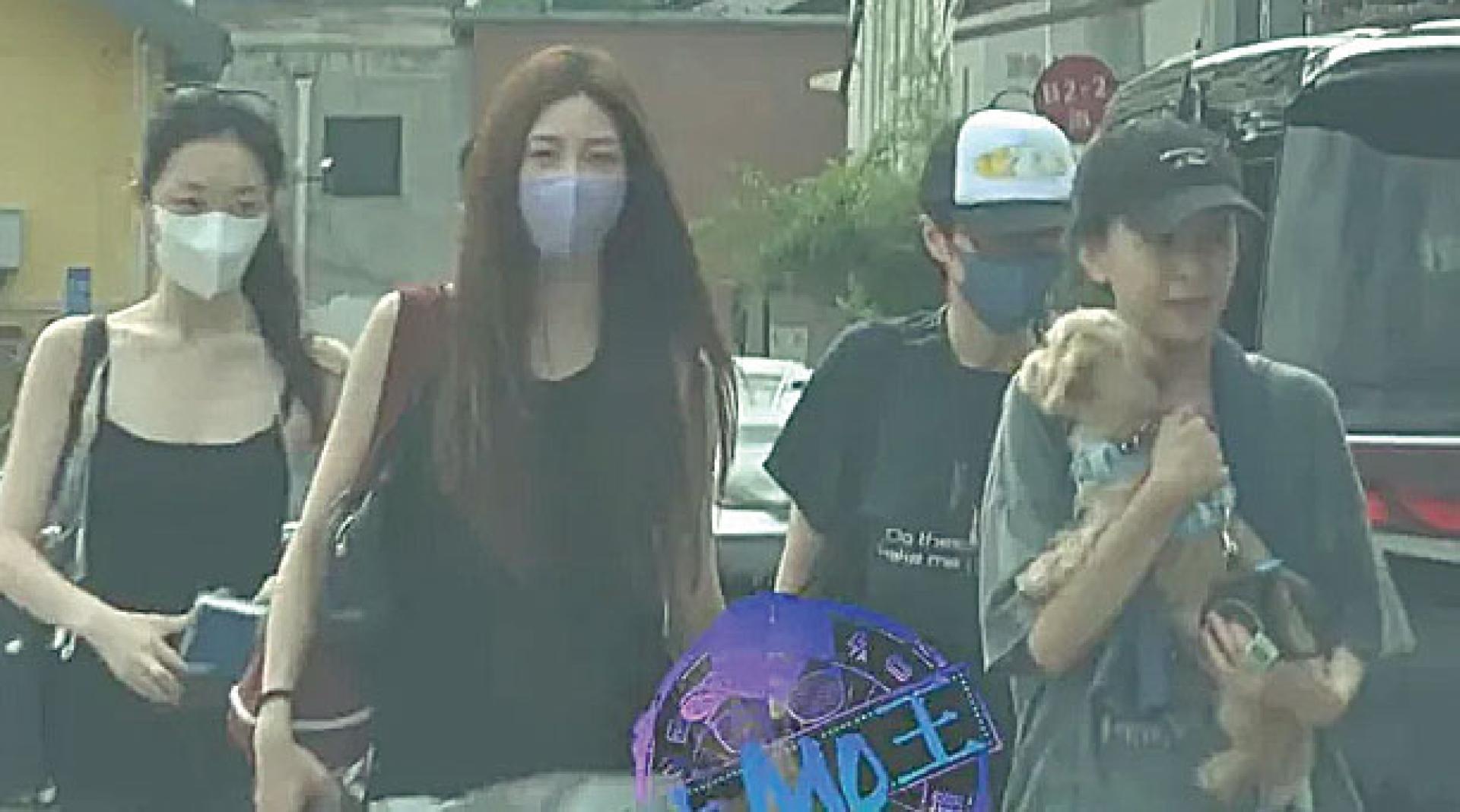 窦靖童（右二）与绯闻女友宋妍霏（左二）、妹妹李嫣（左一）相聚。