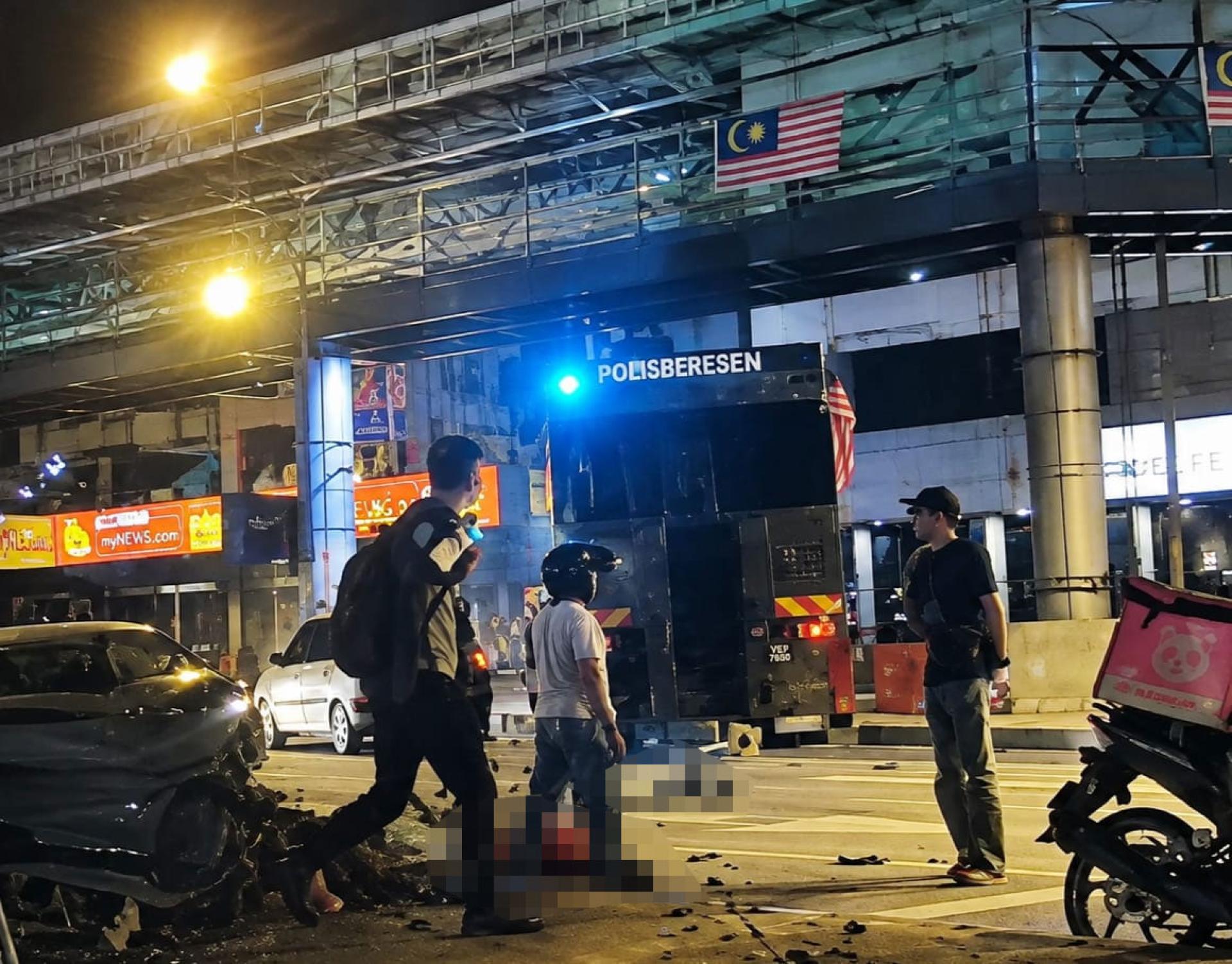 父亲及两名女儿当场毙命，母亲则重伤送院。