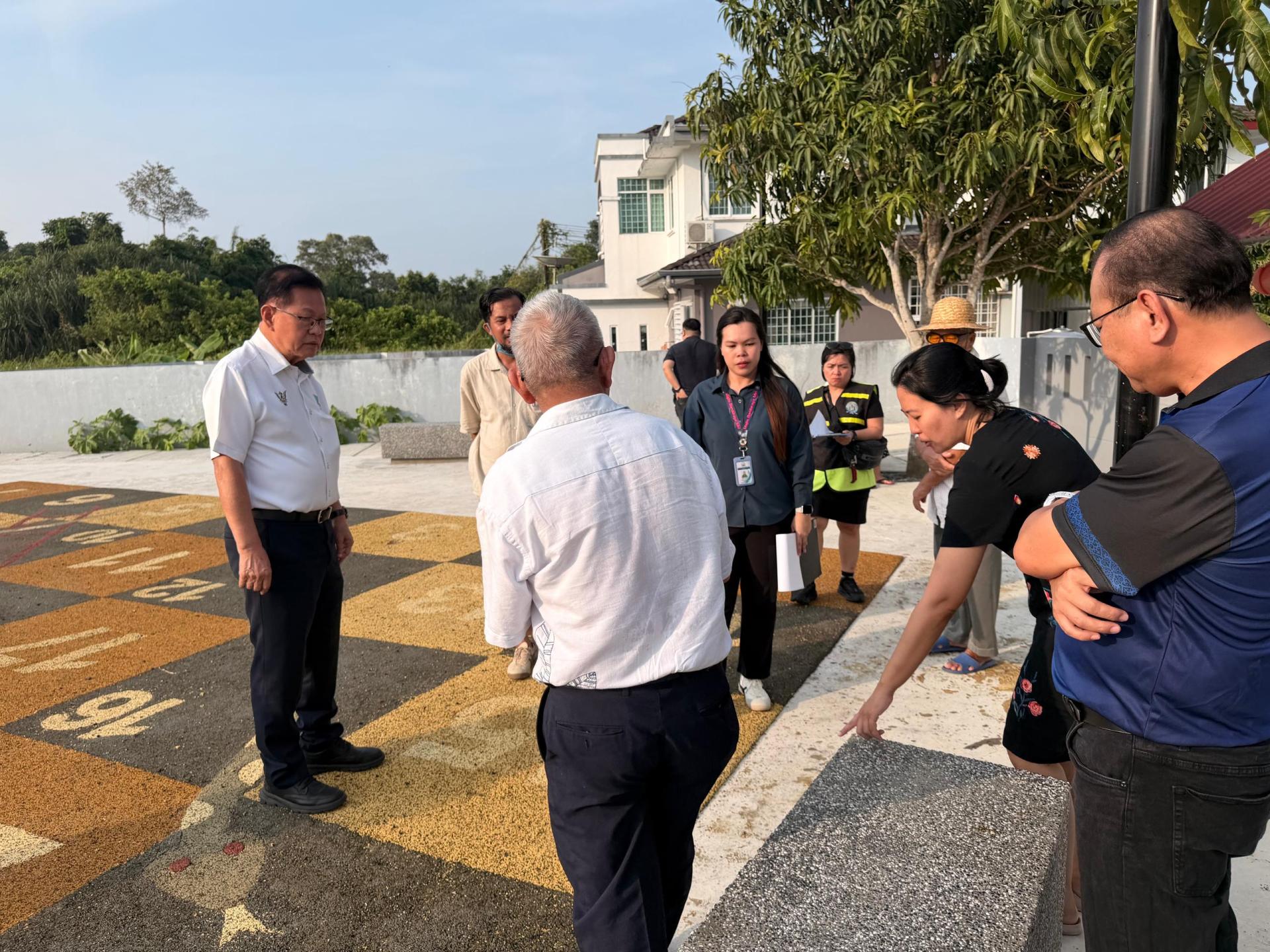 砂拉越交通部长兼史纳汀区议员拿督斯里李景胜（左）巡视新罗冰花园休闲公园，了解各项设施建设情况。