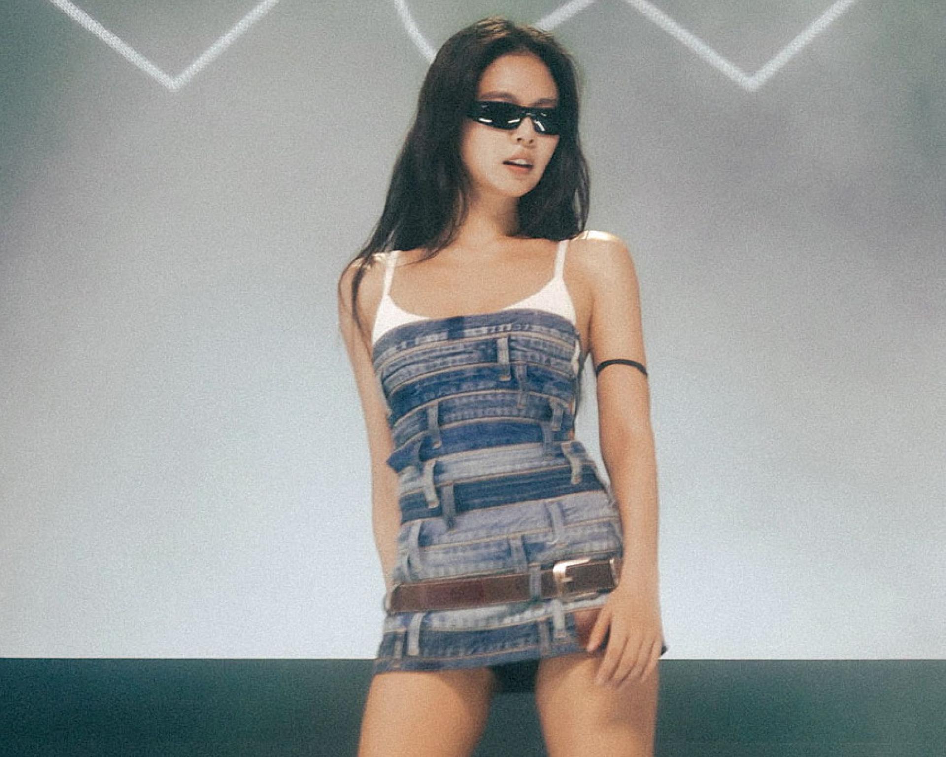 Jennie表演服过度暴露，导致她一跳舞就快要走光。
