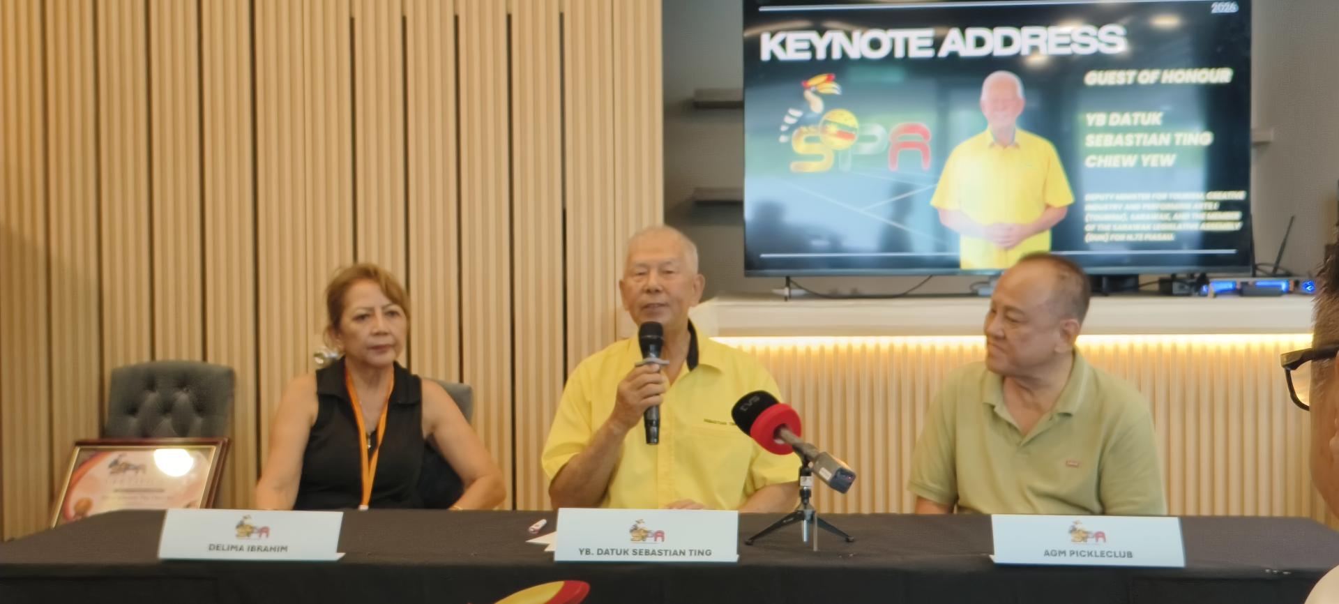 砂旅游副部长兼砂拉越匹克球协会名誉会长拿督陈超耀（中）在新闻发布会上，正式为2026年第二届砂拉越青少年匹克球公开赛（SJOPC 2.0）揭幕。左为砂拉越匹克球协会主席黛丽玛依布拉欣，右为美里AGM Pickle Club代表沈炎发（Desmond Sim）。