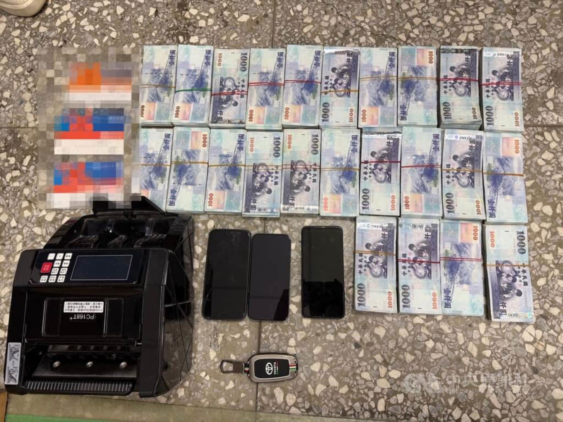 图为查获赃证物。