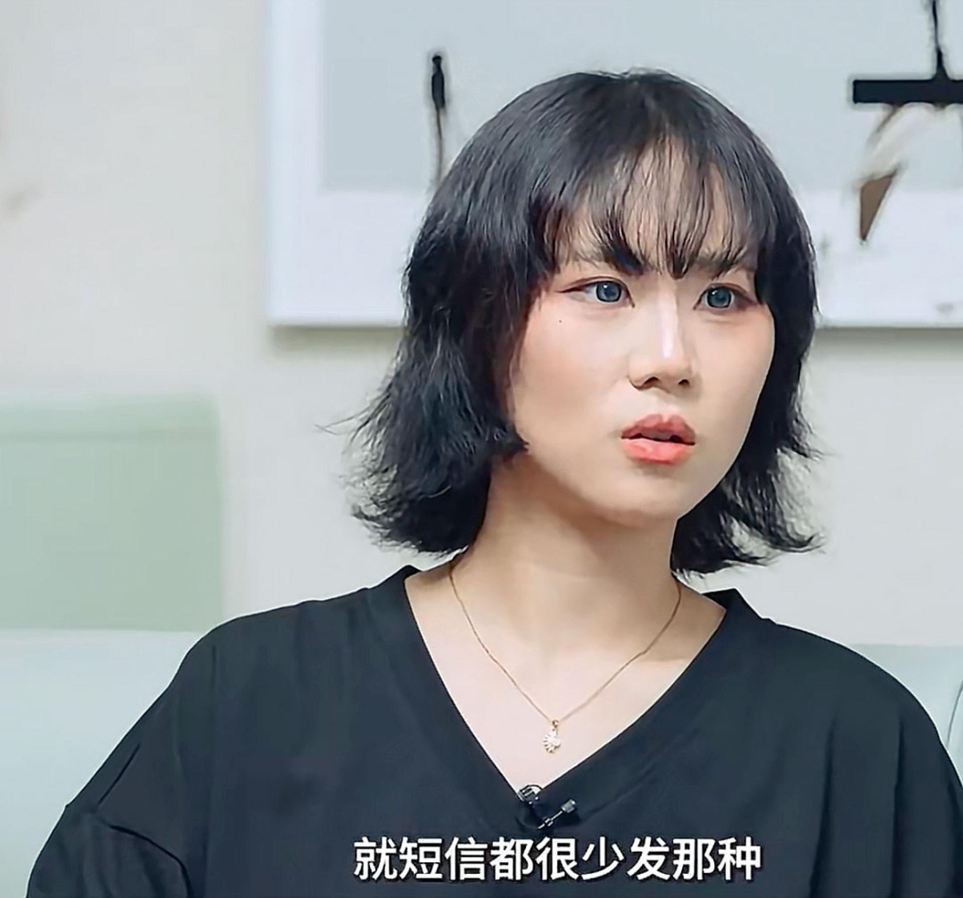 窦佳嫄自曝与父亲20年无联系。
