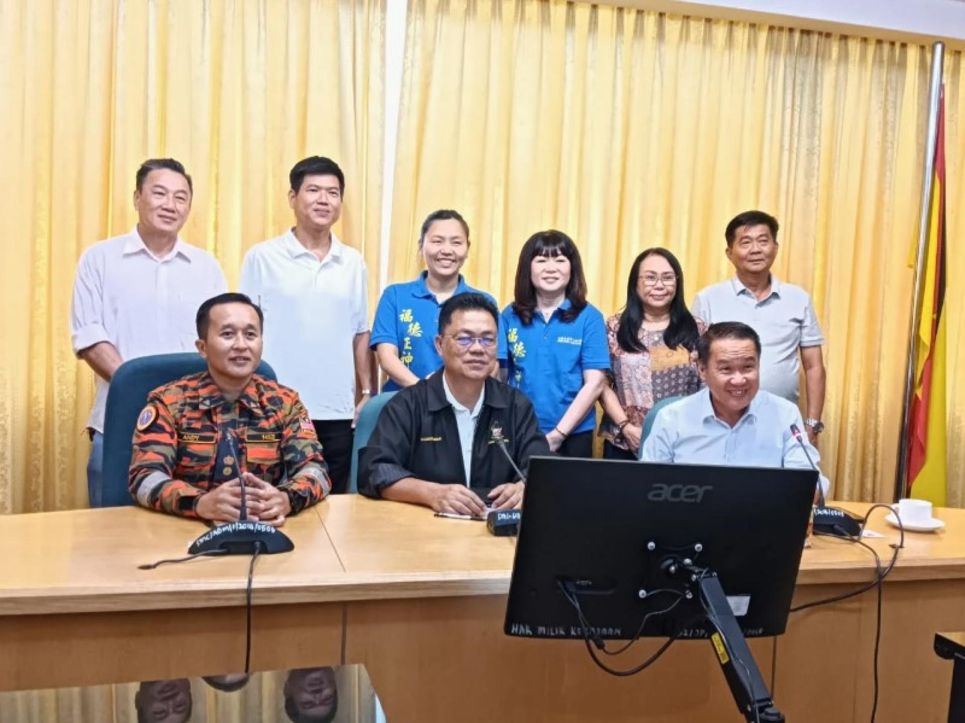 黄敬禄（右）与市议会主席奥古斯丁梅里肯（中）、安迪阿里（左）及庙宇团体成员出席对话会。