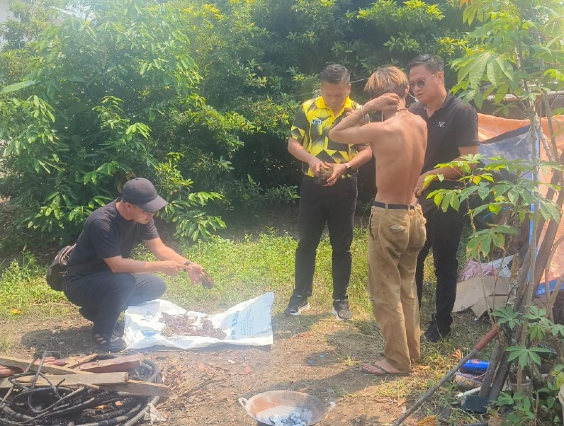 刑事调查组人员当场逮捕正在拆除及剥取被窃电缆绝缘层的嫌犯。