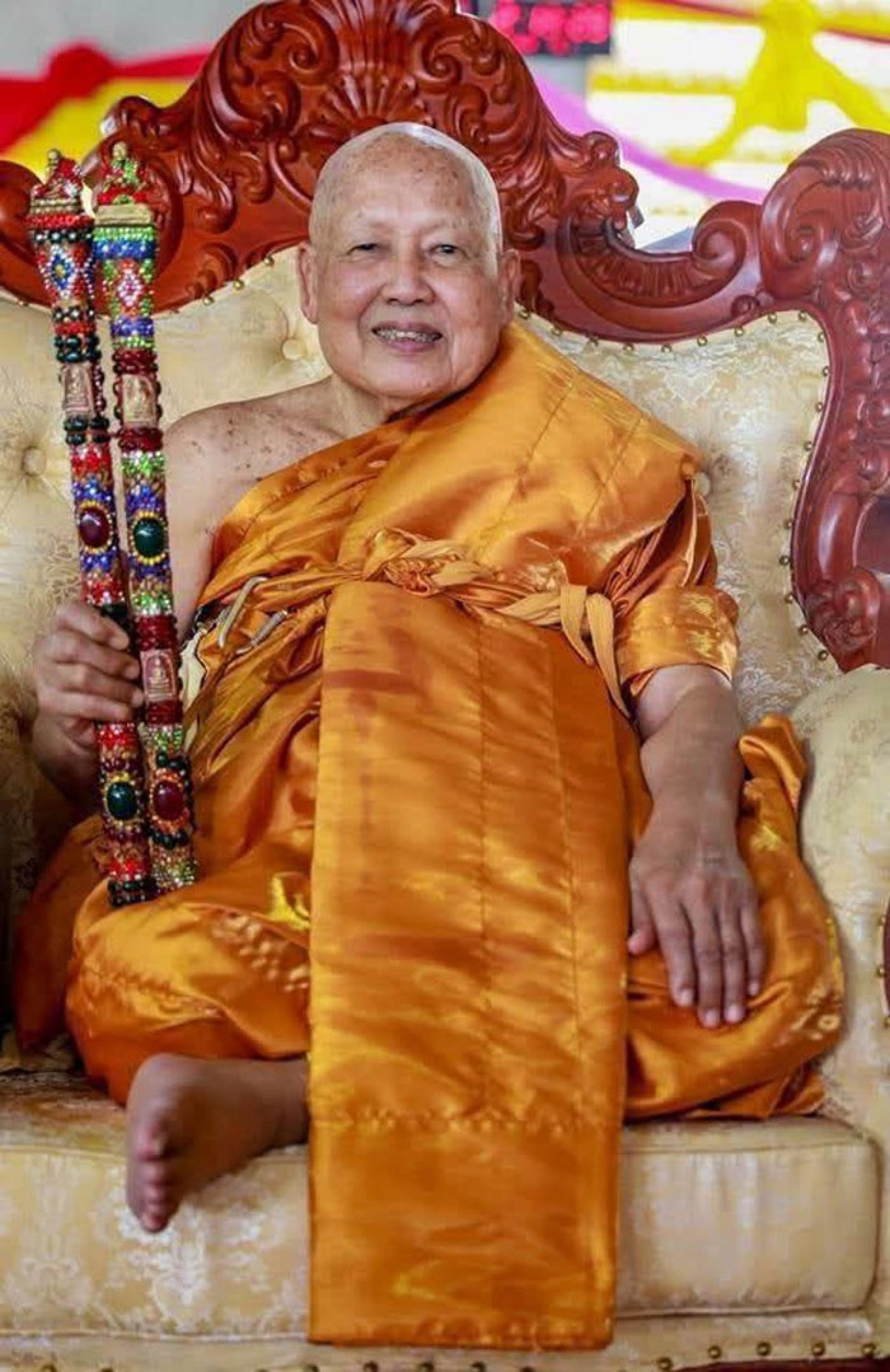 综合多家泰国媒体报道，证实泰国著名高僧、甲米府虎窟寺（Wat Tham Suea）前住持“龙婆占年・西拉塞多”，已于2026年8月18日在马来西亚安详圆寂，享年90岁，戒腊69年。