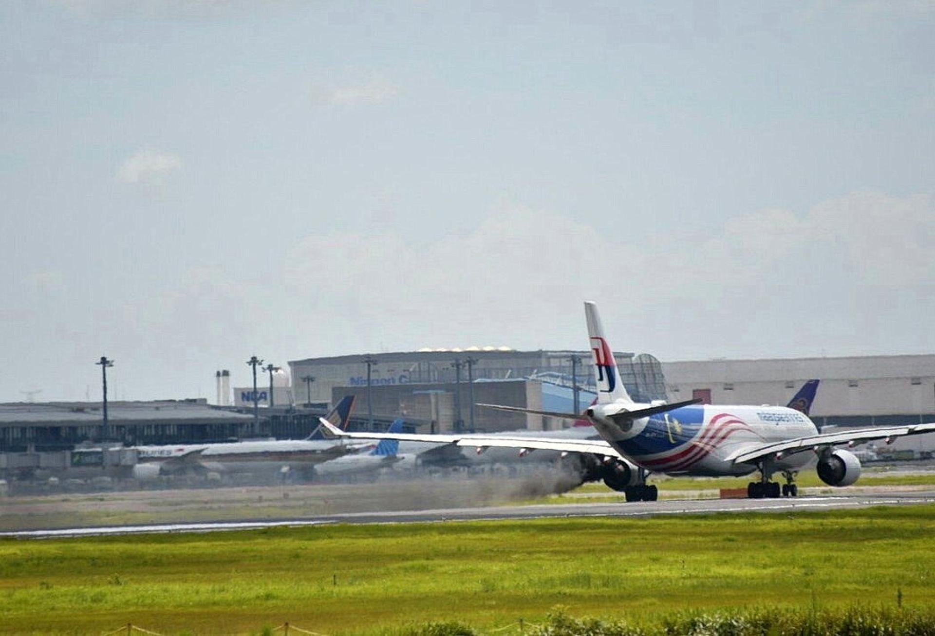 日本成田機場傳出有客機引擎冒煙，跑道緊急關閉。圖/截自@Gt8VUlzRG7buafO在X的照片。