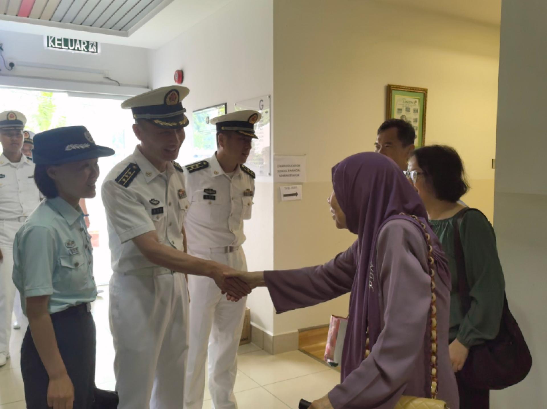 康俊伟政委一行抵达中心，与中心管理委员会执行理事、拿汀哈嘉·诺拉伊妮女士亲切握手寒暄