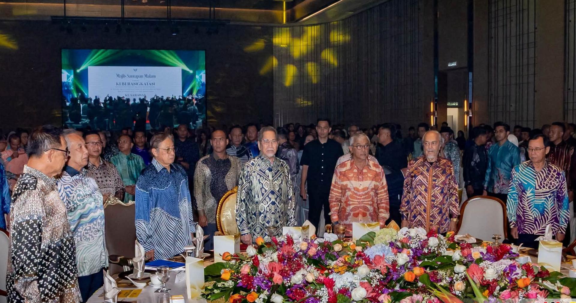 彭亨苏丹阿都拉抵达古晋 并出席特设晚宴洗尘