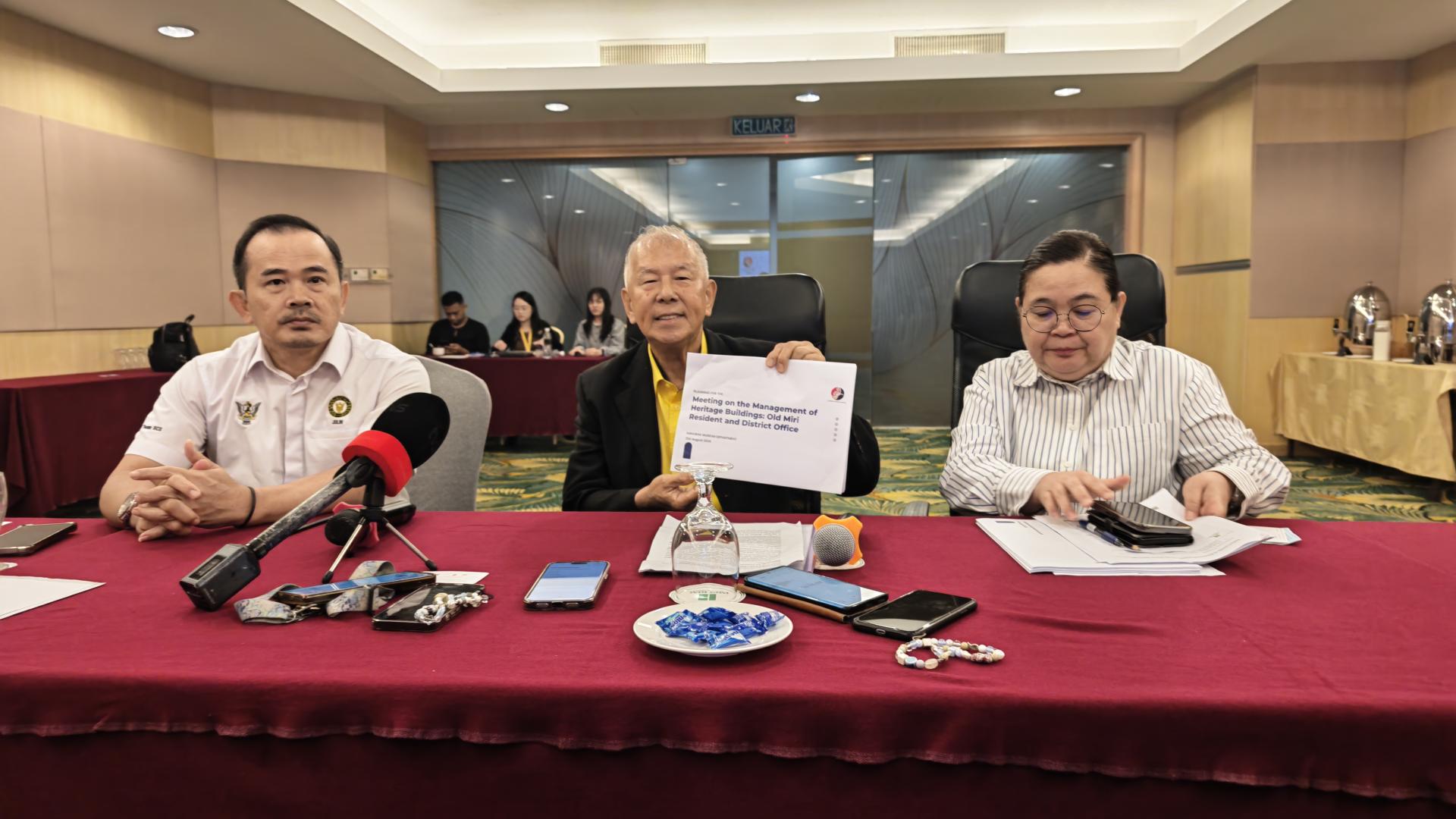 砂旅游副部长拿督陈超耀（中）、砂拉越博物馆局局长潘阿妮莉亚·阿纳克·西亚姆（右）以及砂拉越旅游部副常任秘书朱林·本·阿伦（左）合影于新闻发布会上。