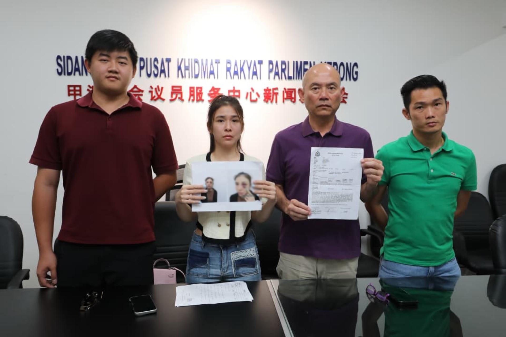 女事主（左2起）与林立迎在记者会出示伤势图片和报案纸，左起柯敬毅和赖俊权。