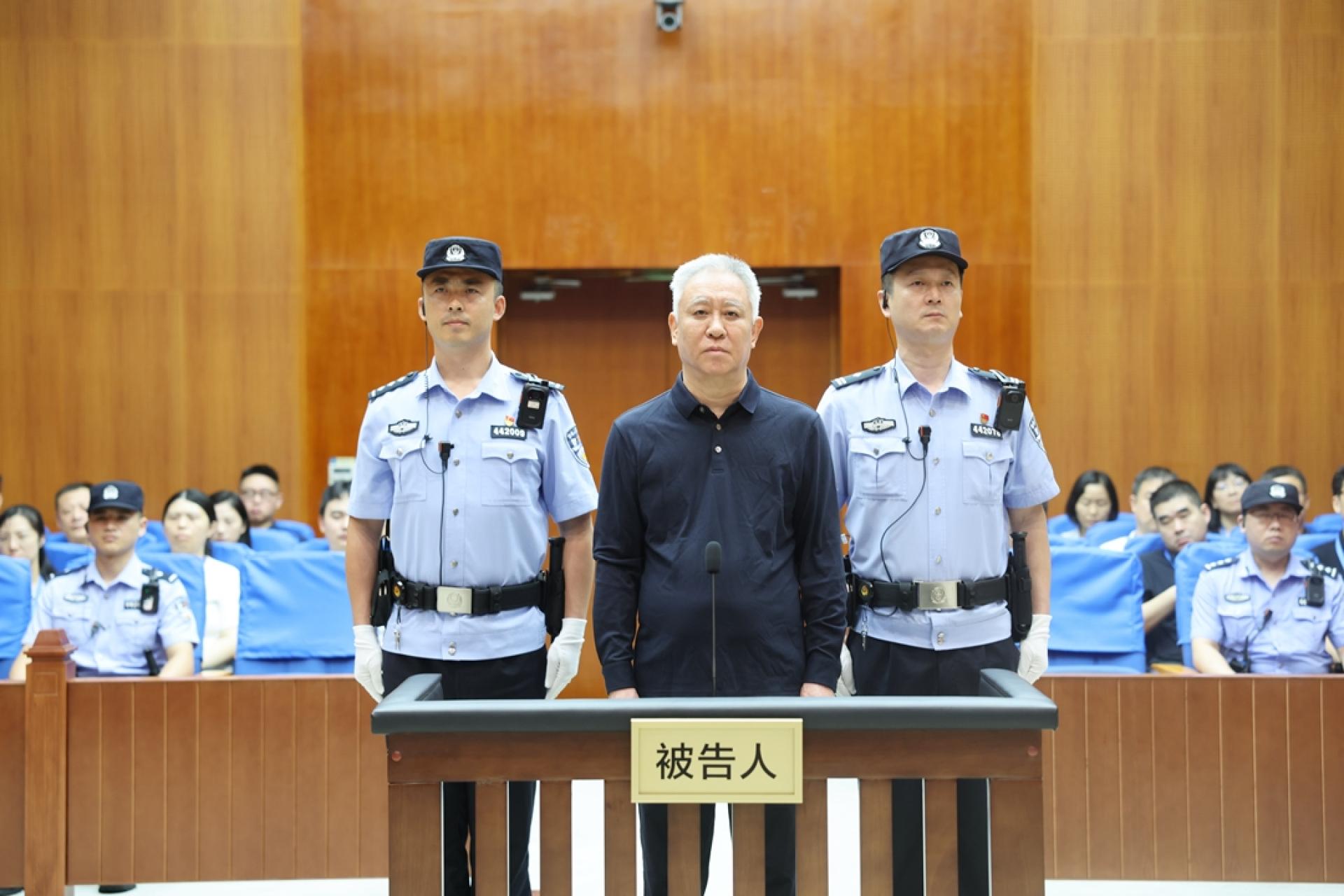 许家印20日身穿藏蓝色上衣出现在法庭上，满头白发。（图：新华社）