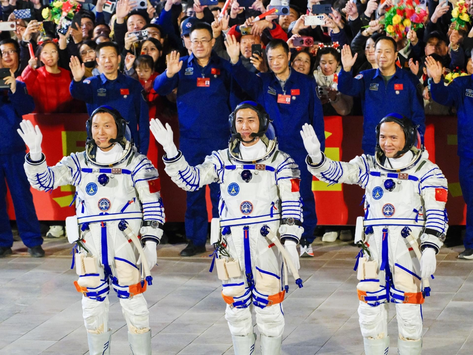 2025年10月31日晚，神舟二十一号载人飞行任务航天员乘组出征仪式在中国酒泉卫星发射中心问天阁圆梦园广场举行。从左起张洪章、武飞和张陆。（图：新华社）