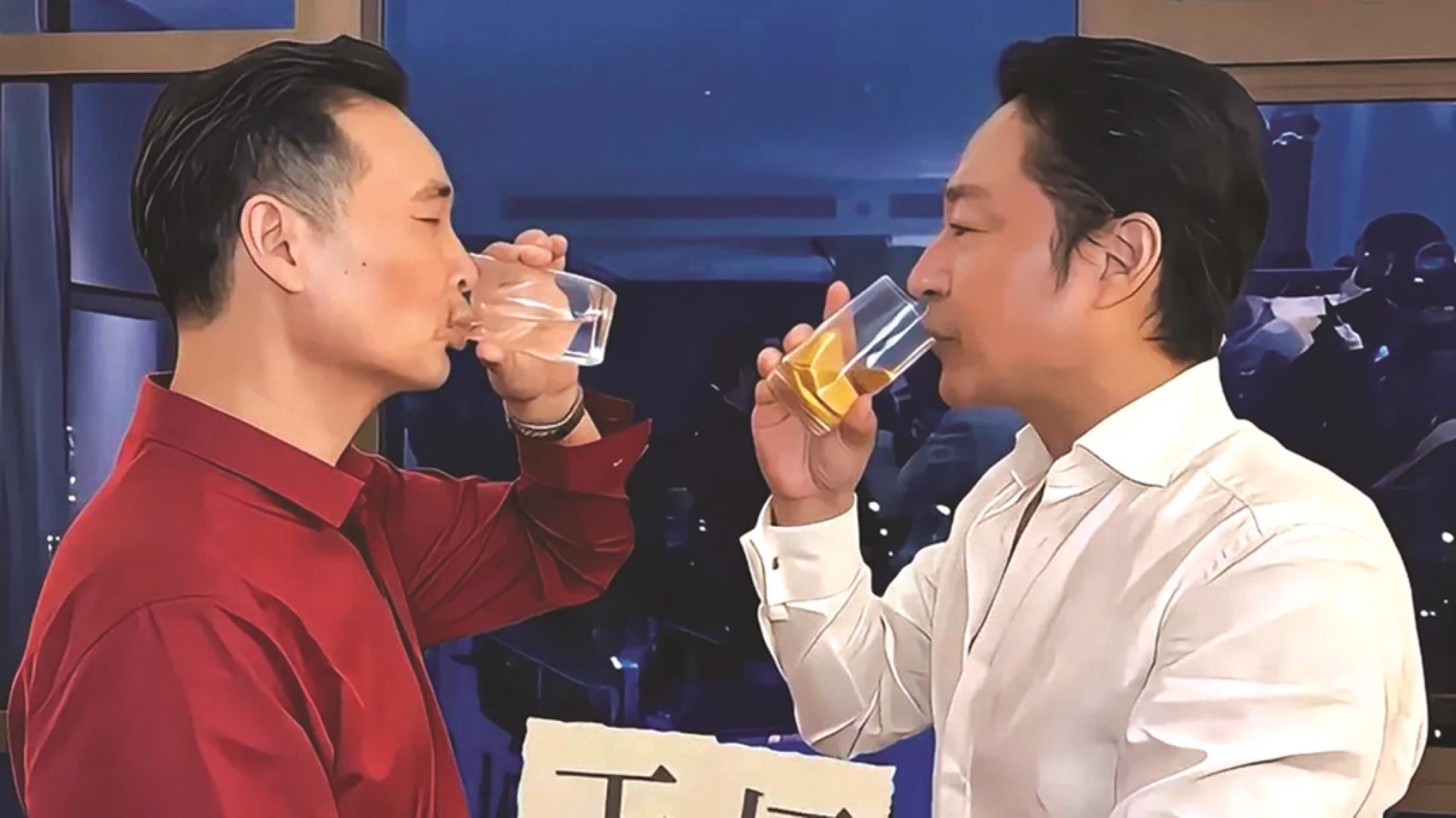 马景涛与女友父亲把酒言欢，同年的两人像兄弟。