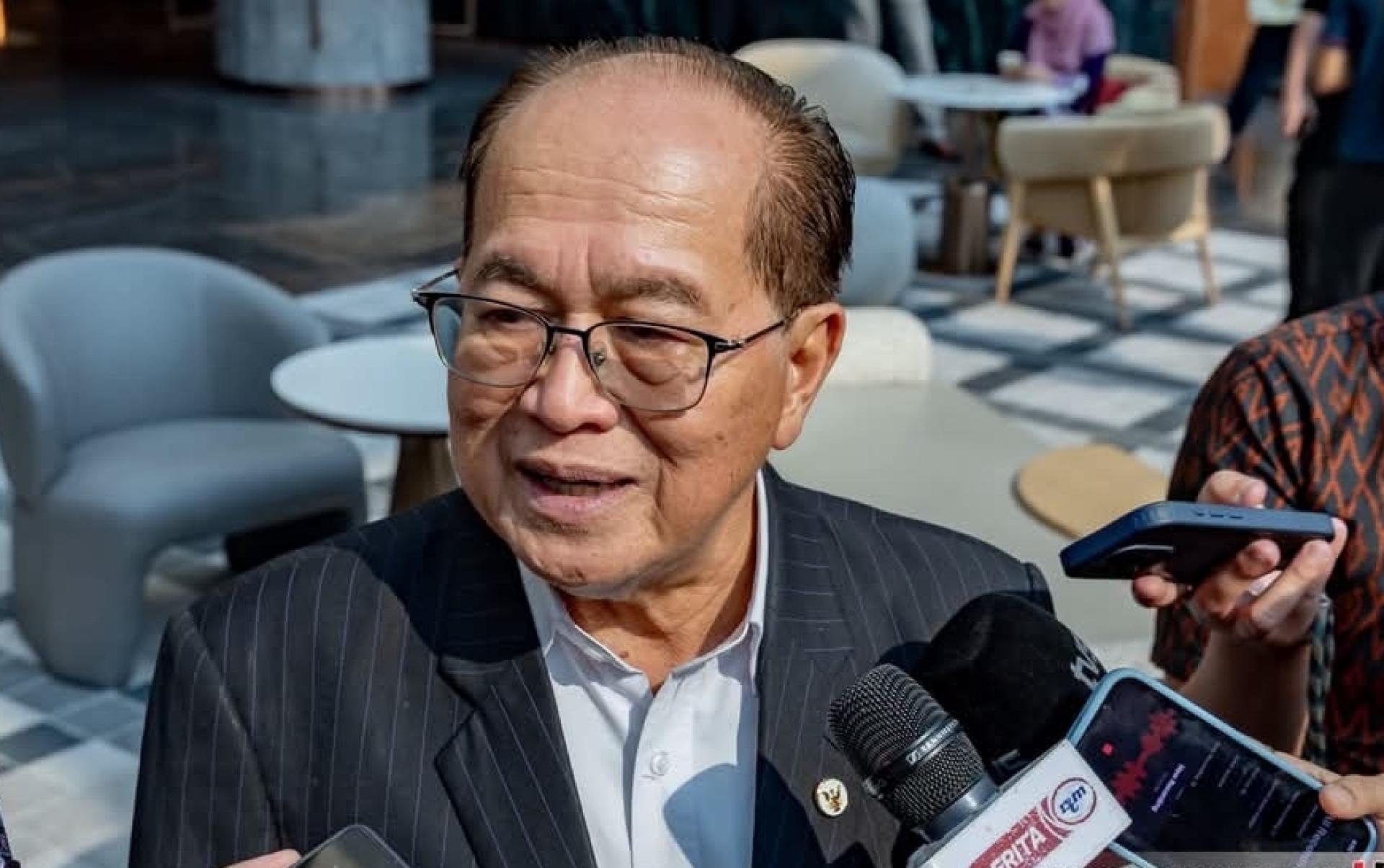 道格拉斯在发布的文告中透露三项大型活动延期。