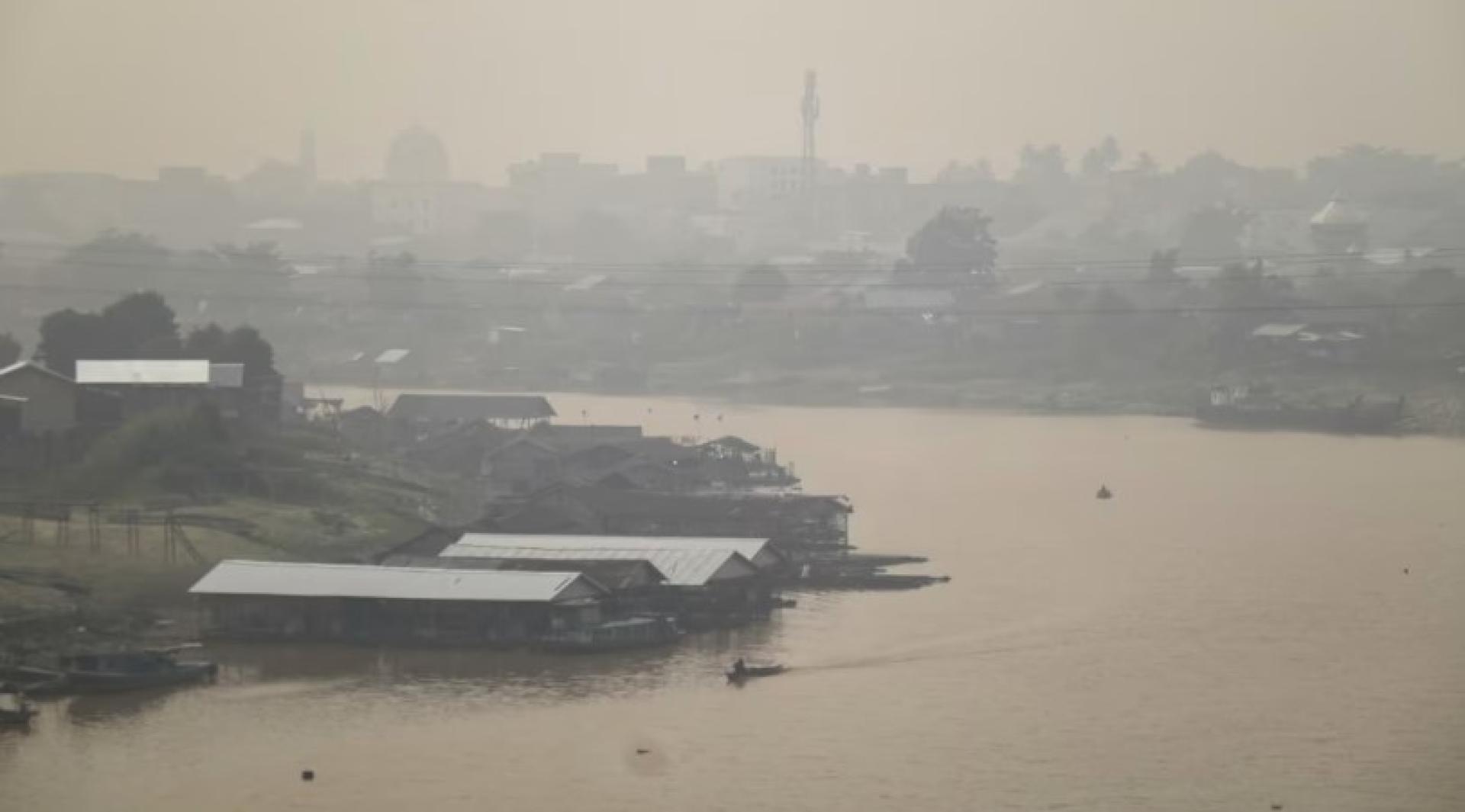 加里曼丹岛多地发生野火，帕朗卡拉亚（Palangkaraya）卡哈扬河（Kahayan River）沿岸的住宅区被烟霾笼罩。图片摄于8月21日。