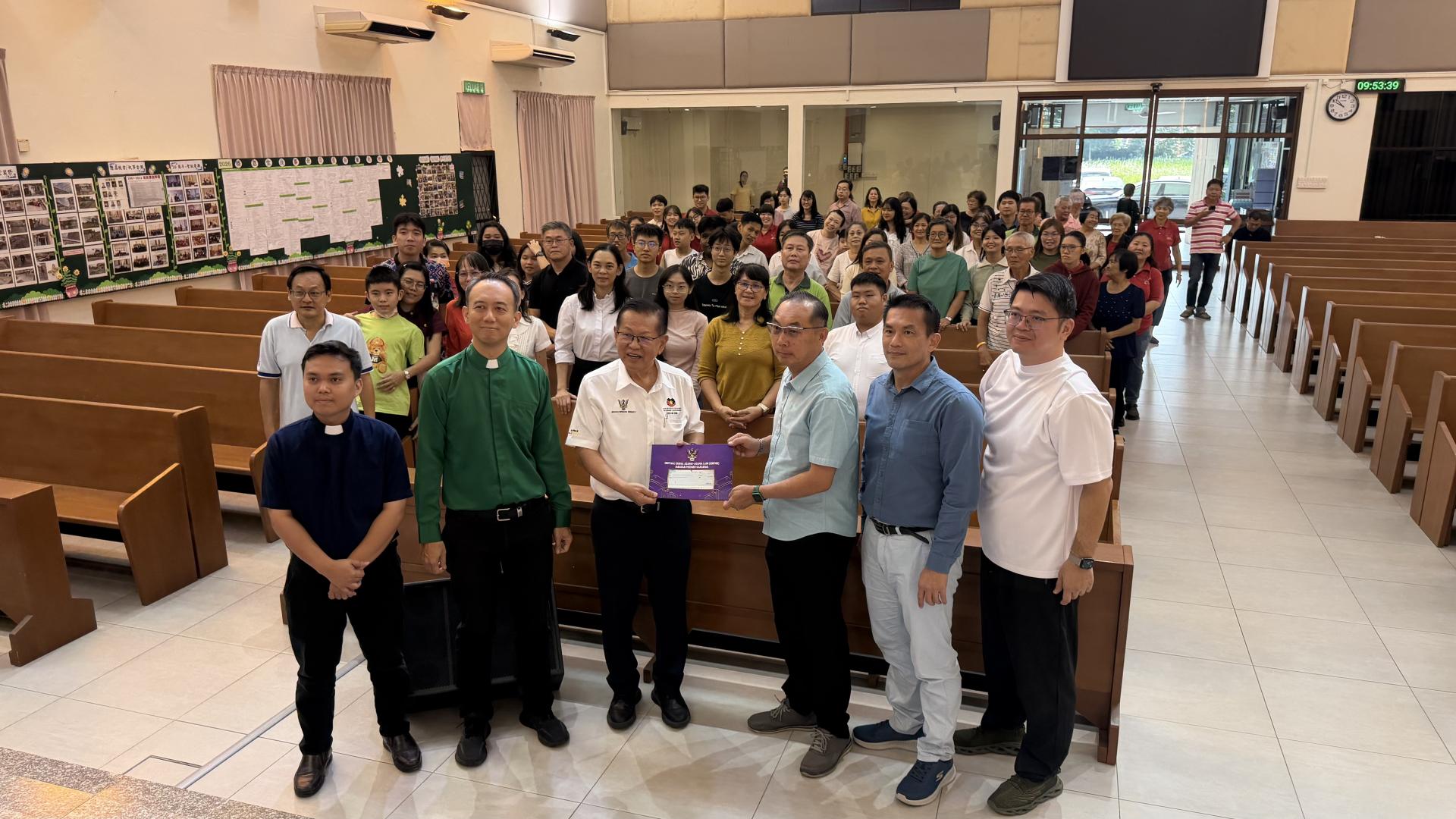 拿督斯里李景胜（左3）移交其他宗教事务单位15万拨款予黄韵惠（右3）会友领袖时摄。