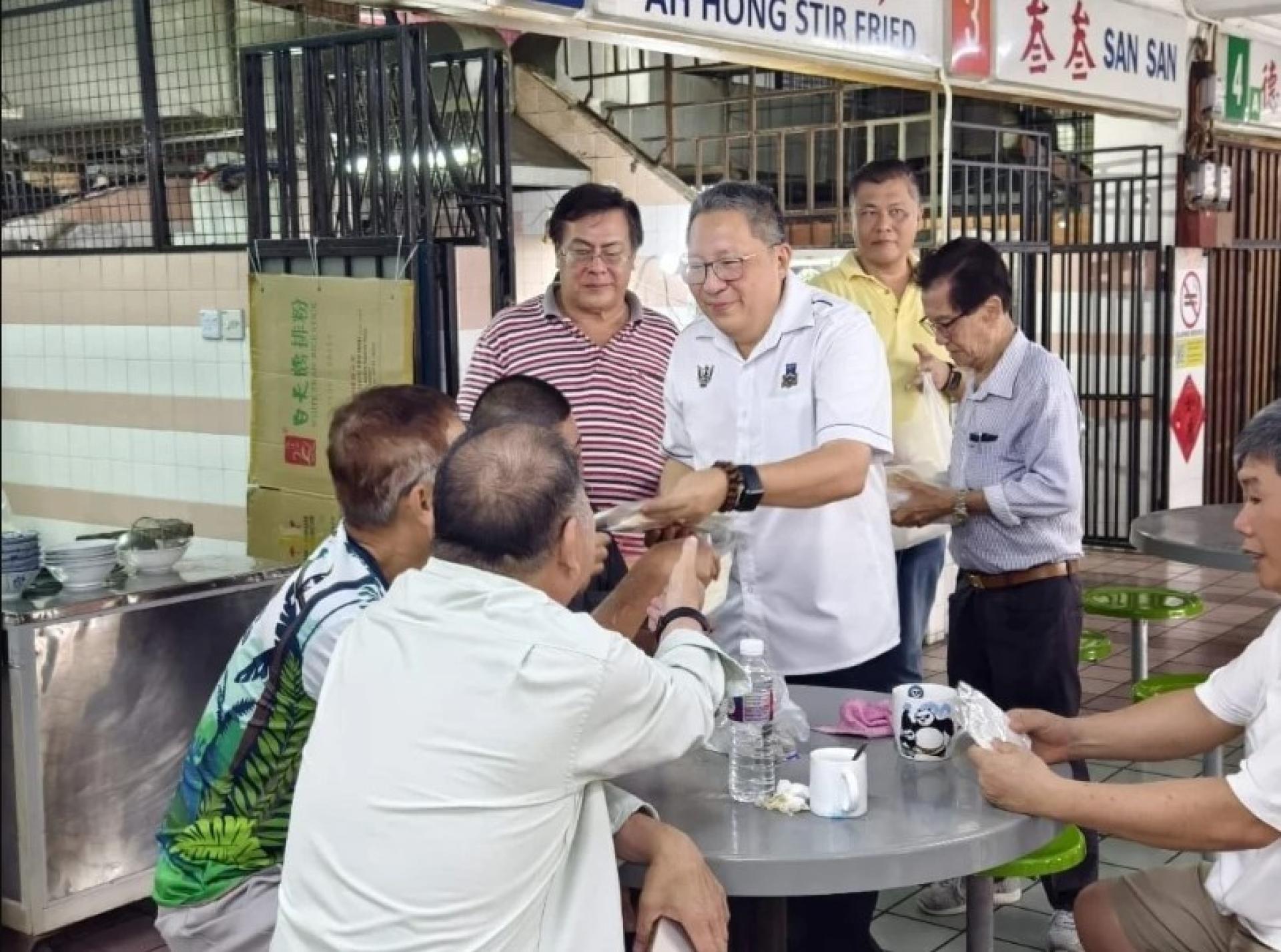 黄鸿圣向公众派发口罩。