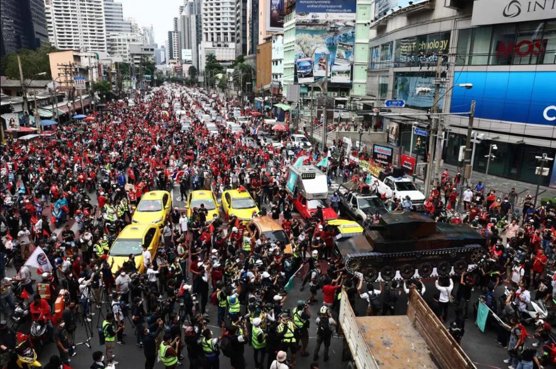 泰国《和平社会促进法令》将从8月24日起生效，在2005年至2025年间因政治罪被定罪或正在受审的人都将得到大赦。图为2021年9月19日，在泰国曼谷举行的反政府示威游行。 （档案照片）