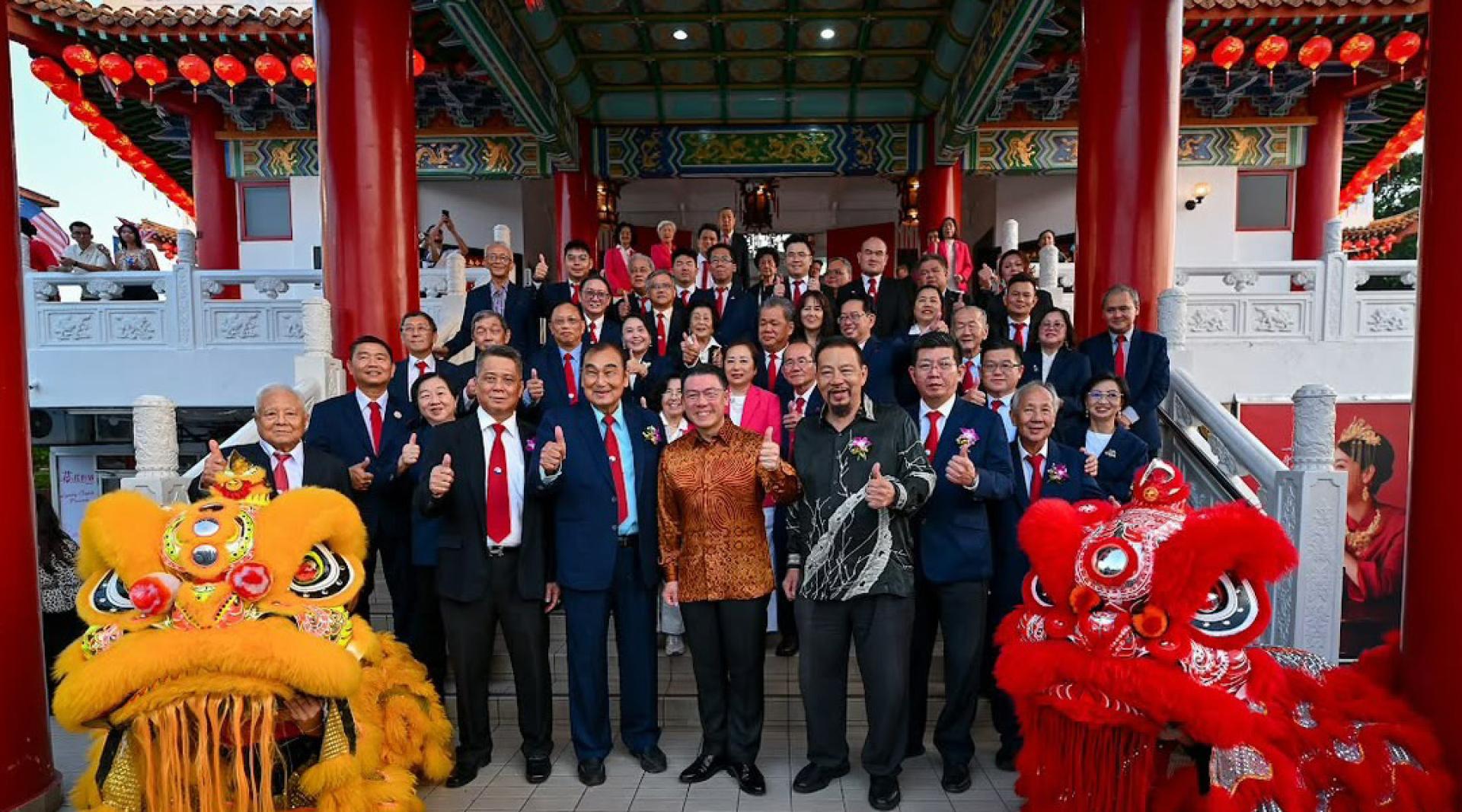 倪可敏受邀出席雪隆海南会馆137周年纪念并与由会长符和泽领导的该会馆理事们相见欢。