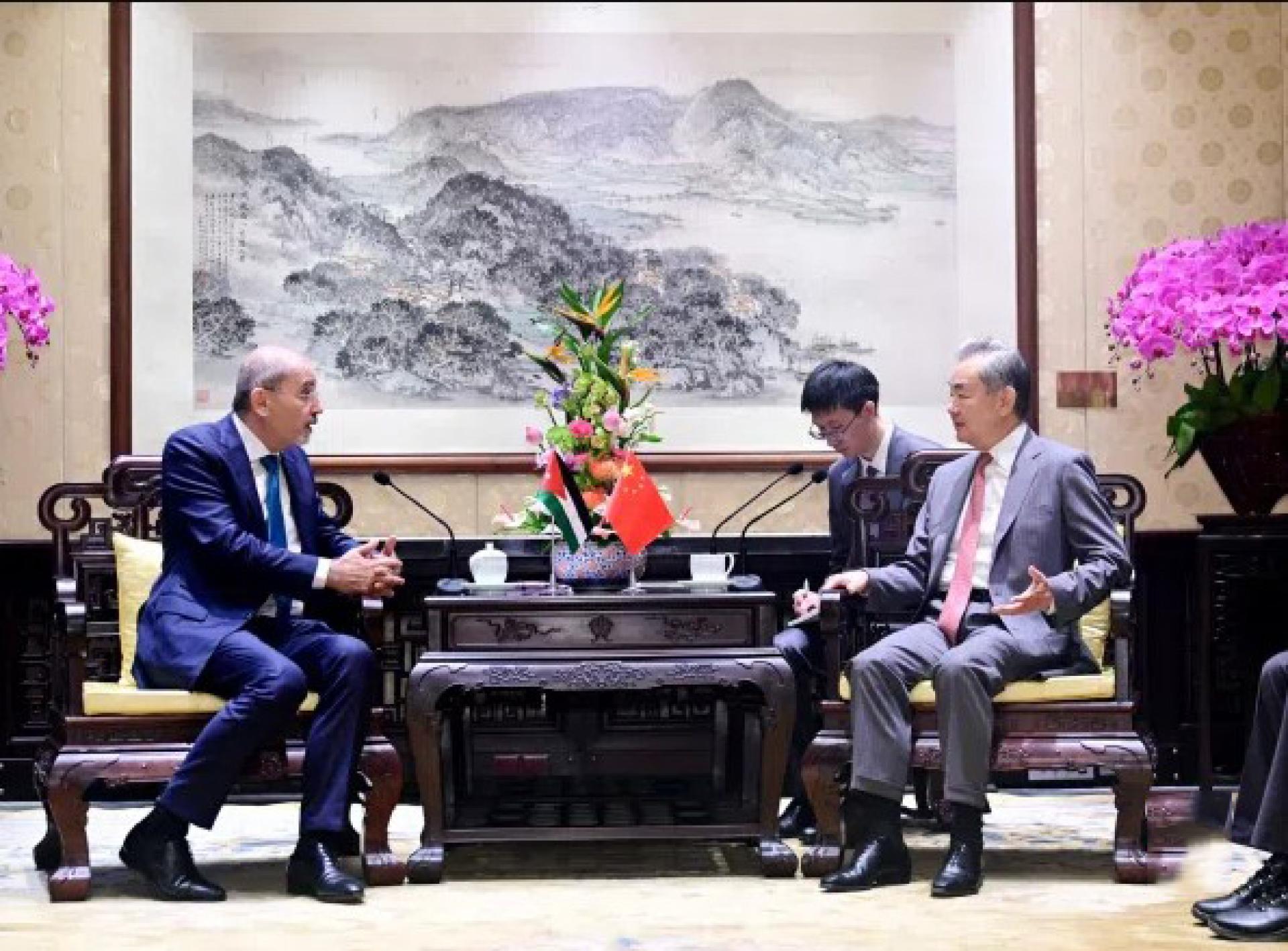 中国外长王毅（右）星期天（8月23日）在北京会见约旦副首相兼外长萨法迪（Ayman Safadi），表示赞赏约旦坚定奉行对华友好政策，恪守“一个中国”原则。