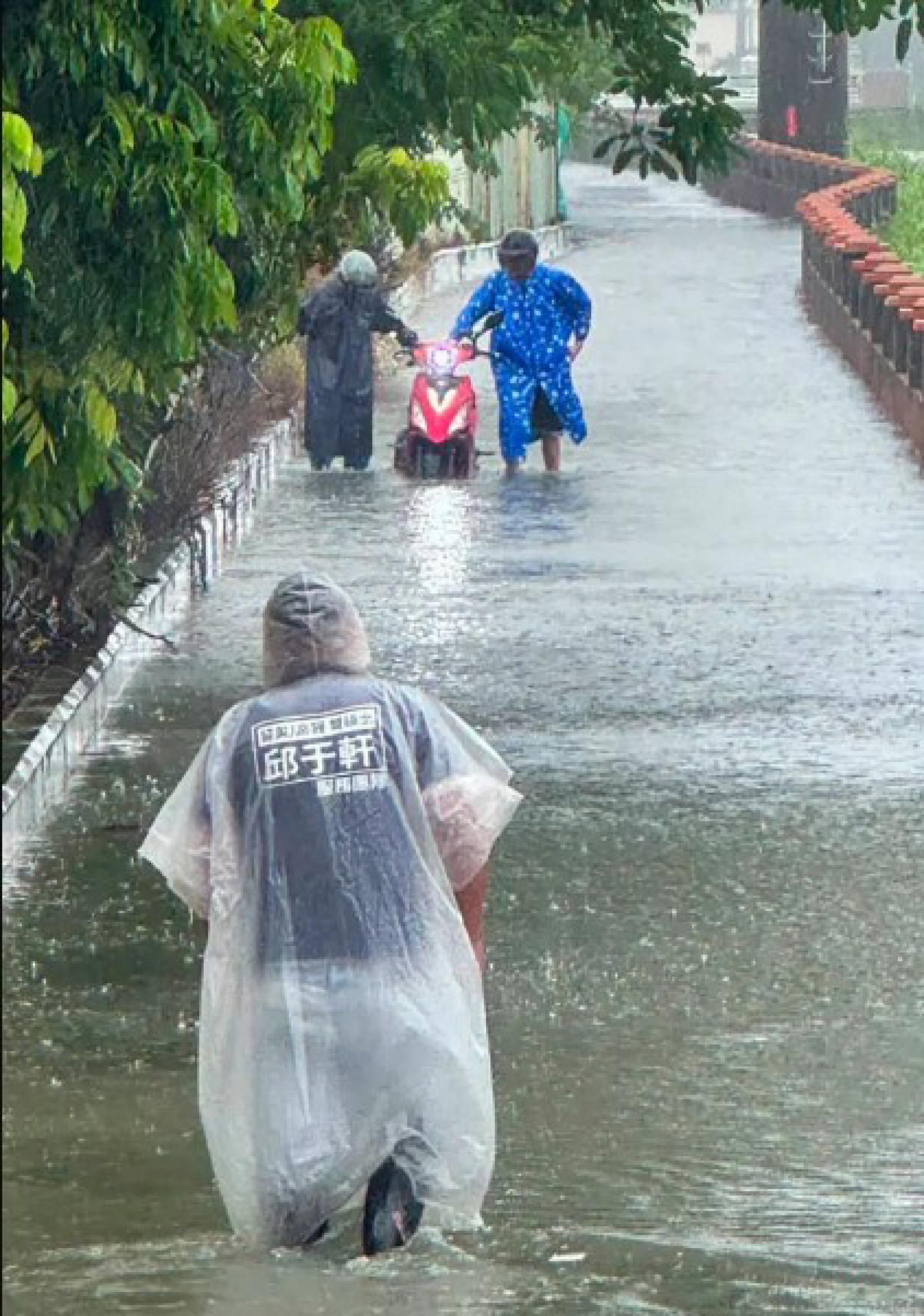 台湾高雄市连日降下大豪雨，高雄仁武、楠梓，鸟松等区纷纷积水成灾凤山、苓雅、新兴、大寮等地累积雨量也都已超过220毫米。图为高雄市豪雨成灾，星期天（8月23日）多处路段及区域出现积淹水情形。