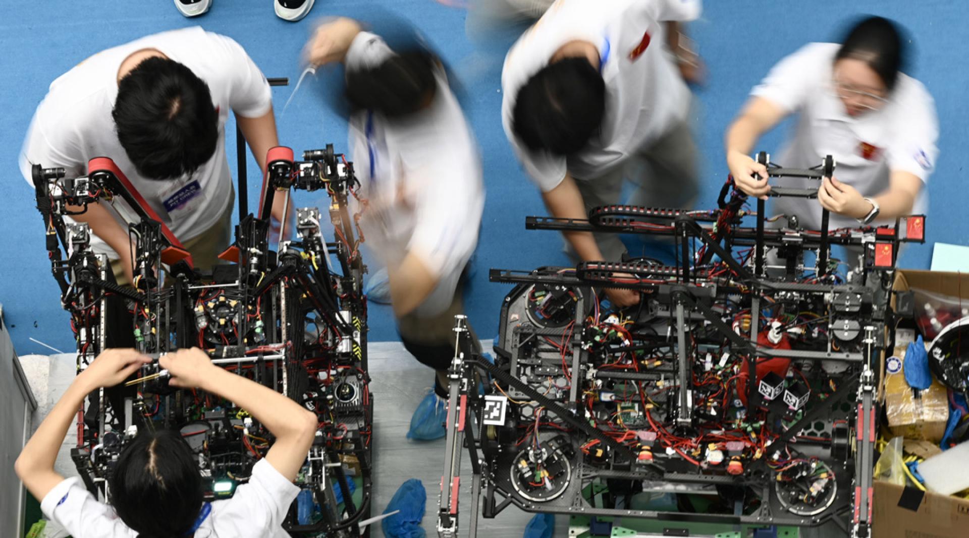 中国电子科技大学队在调试机器人。