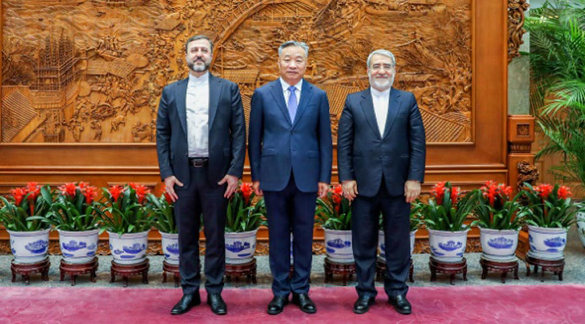 中国副外长苗得雨（中）与伊朗副外长加里布阿巴迪（左）会面。（中国外交部官网）