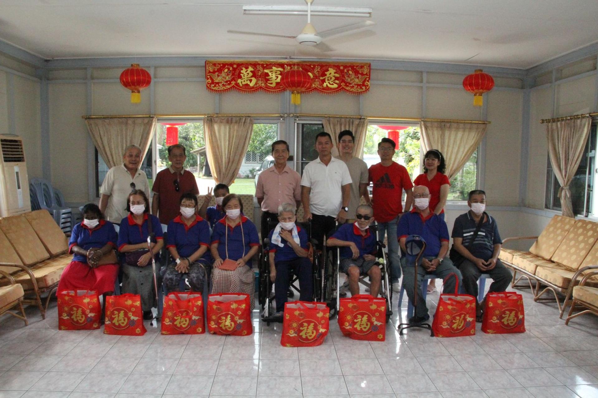 马诗华人长生会理事与孤老们合影