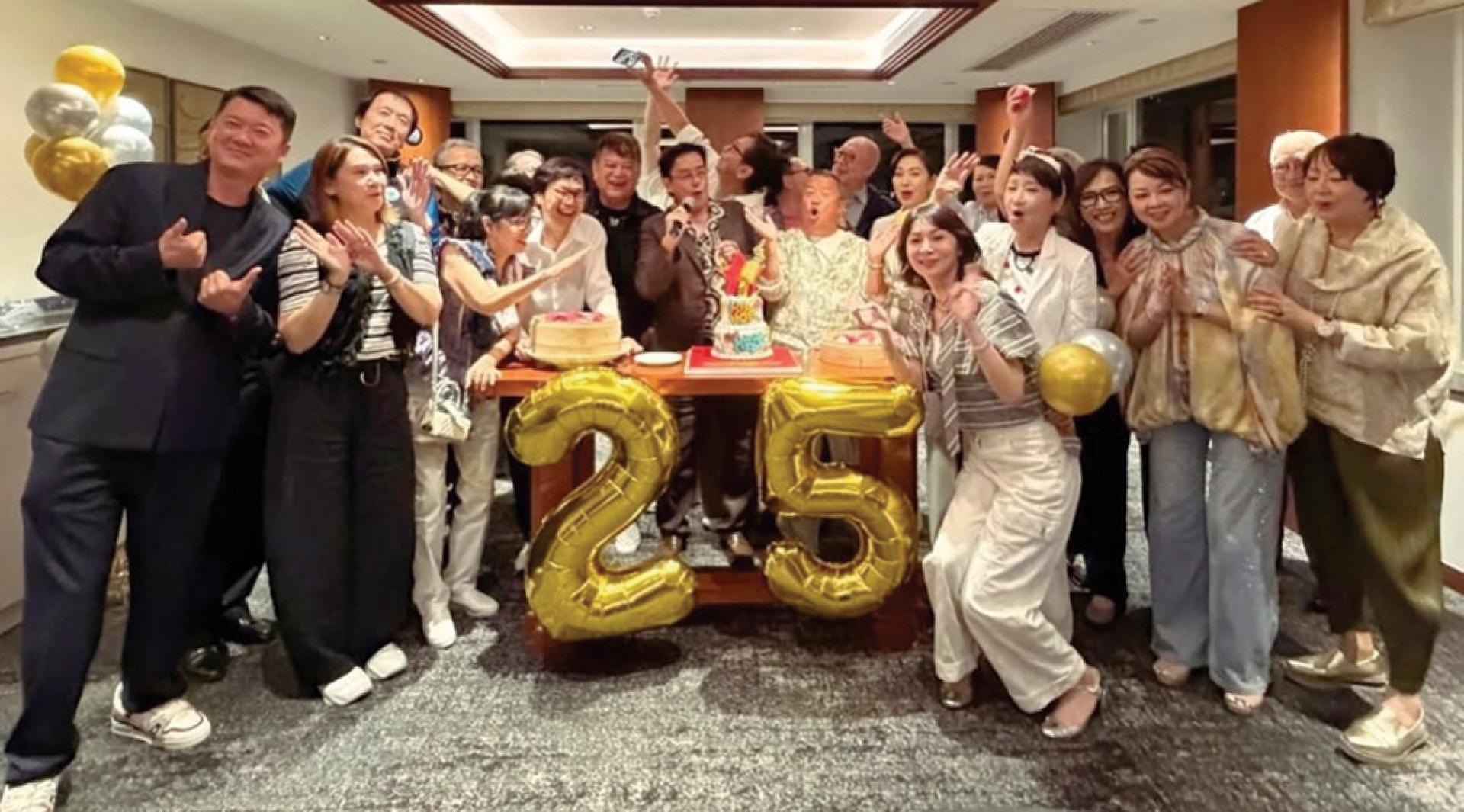 谭咏麟（中）迎来76岁生日，大批圈中好友出席生日会，星光耀眼。