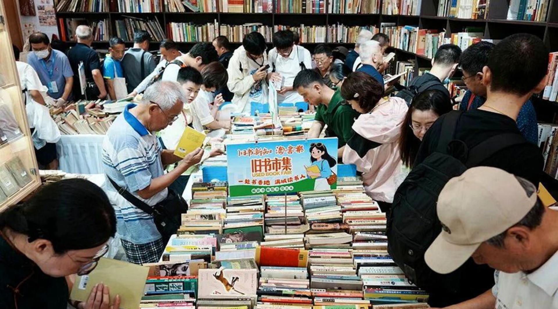 图为今年8月举行的上海书展。