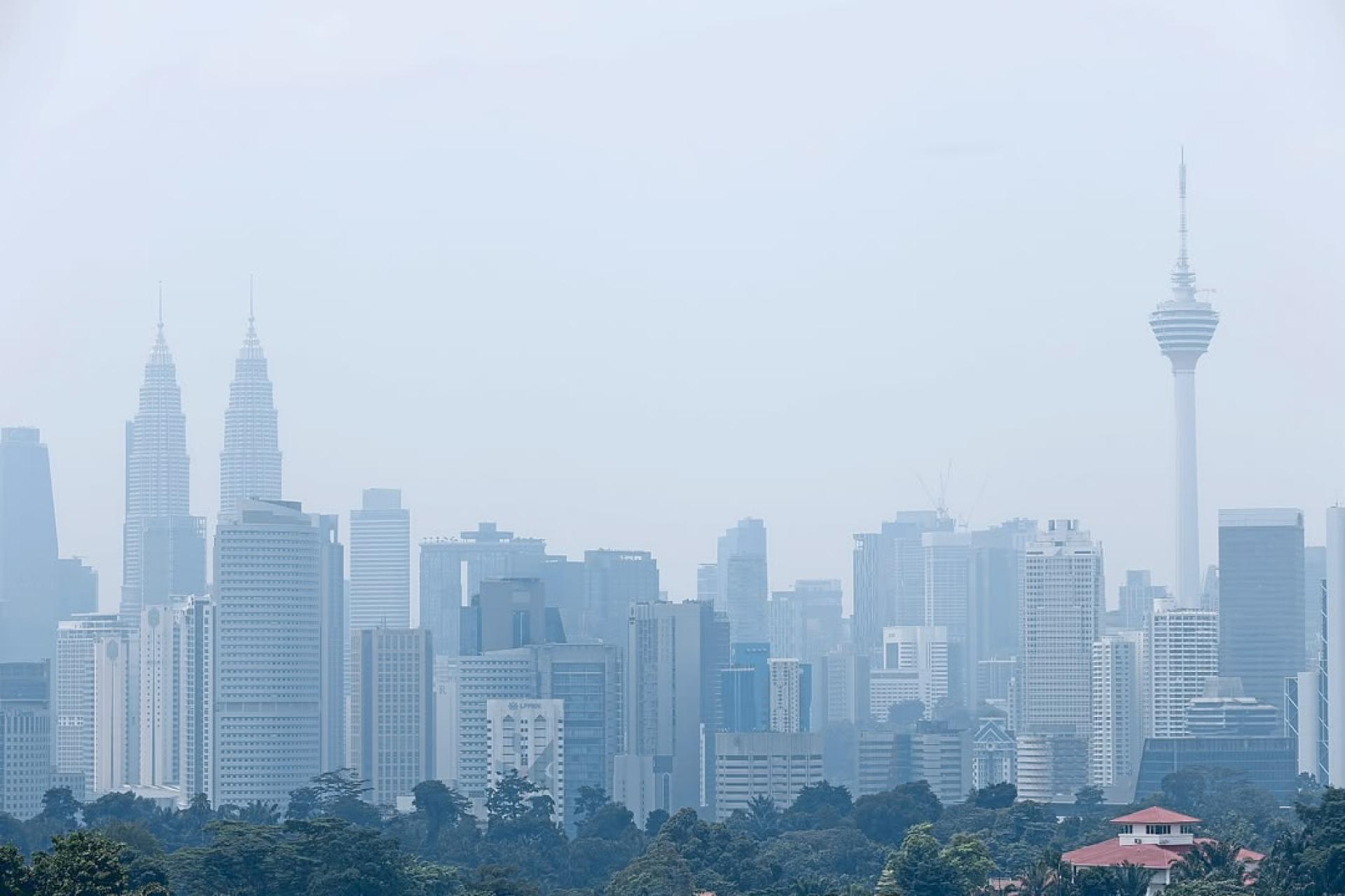 首都吉隆坡一带周三上午的市景一片朦胧，空气污染指数逼近160点，仍处于不健康水平。
