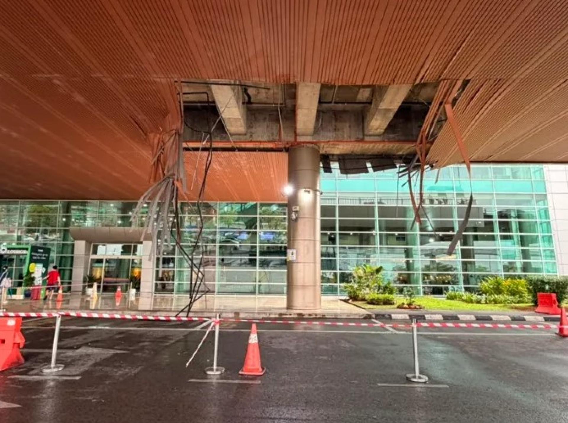 古晋国际机场乘客上下车区附近的天花板板材在8月25日暴风雨后被掀落。图：古晋省记者协会成员提供