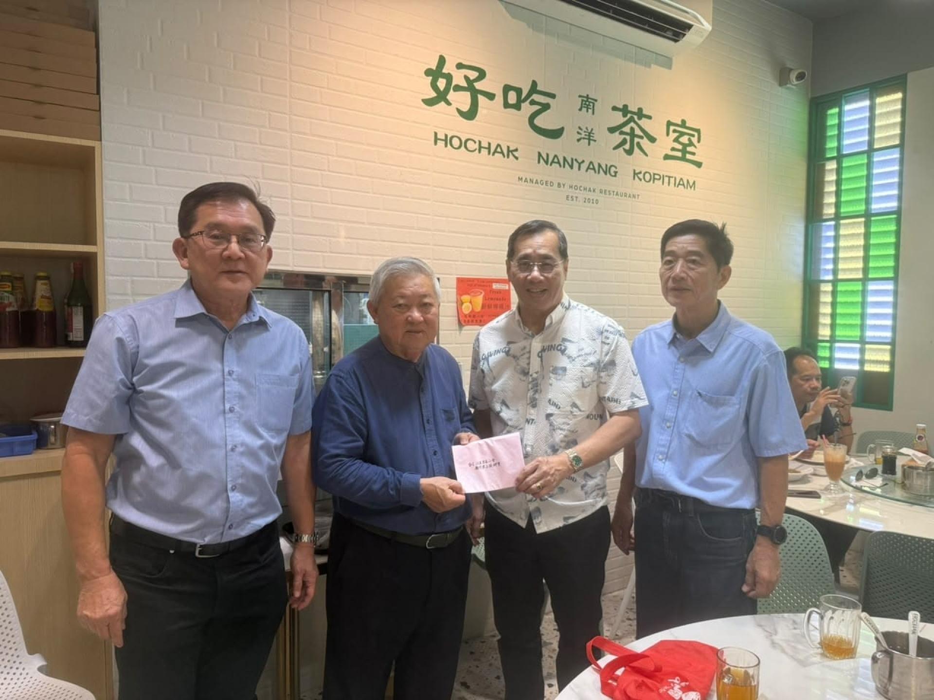 会长凌永强移交请柬予蔡永发顾问 ，左为理事傅国辉