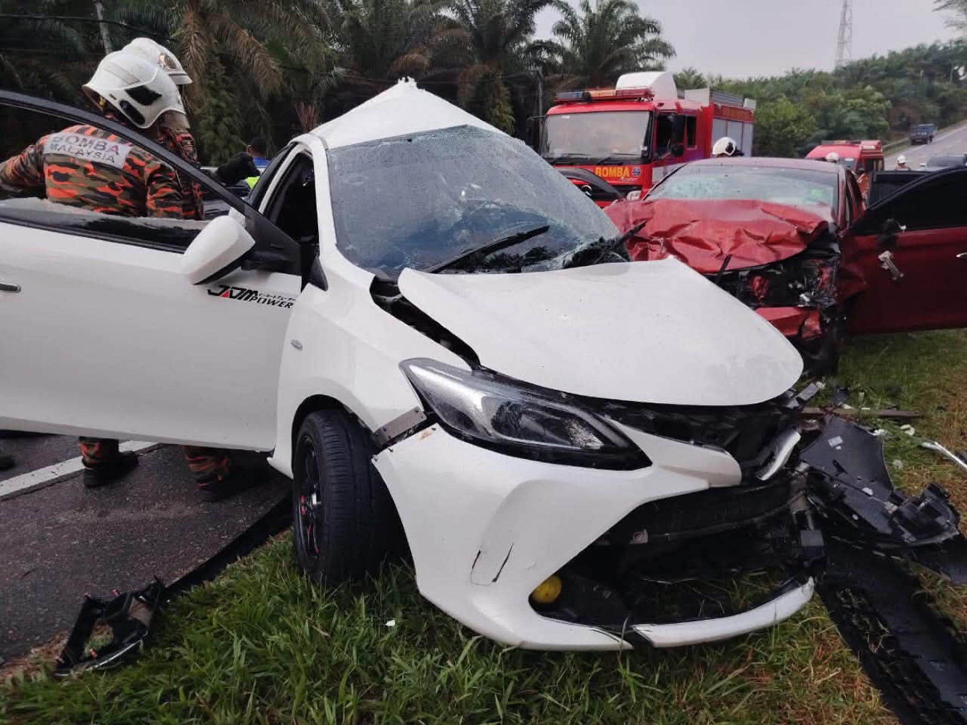 两车相撞造成2男1女死亡。